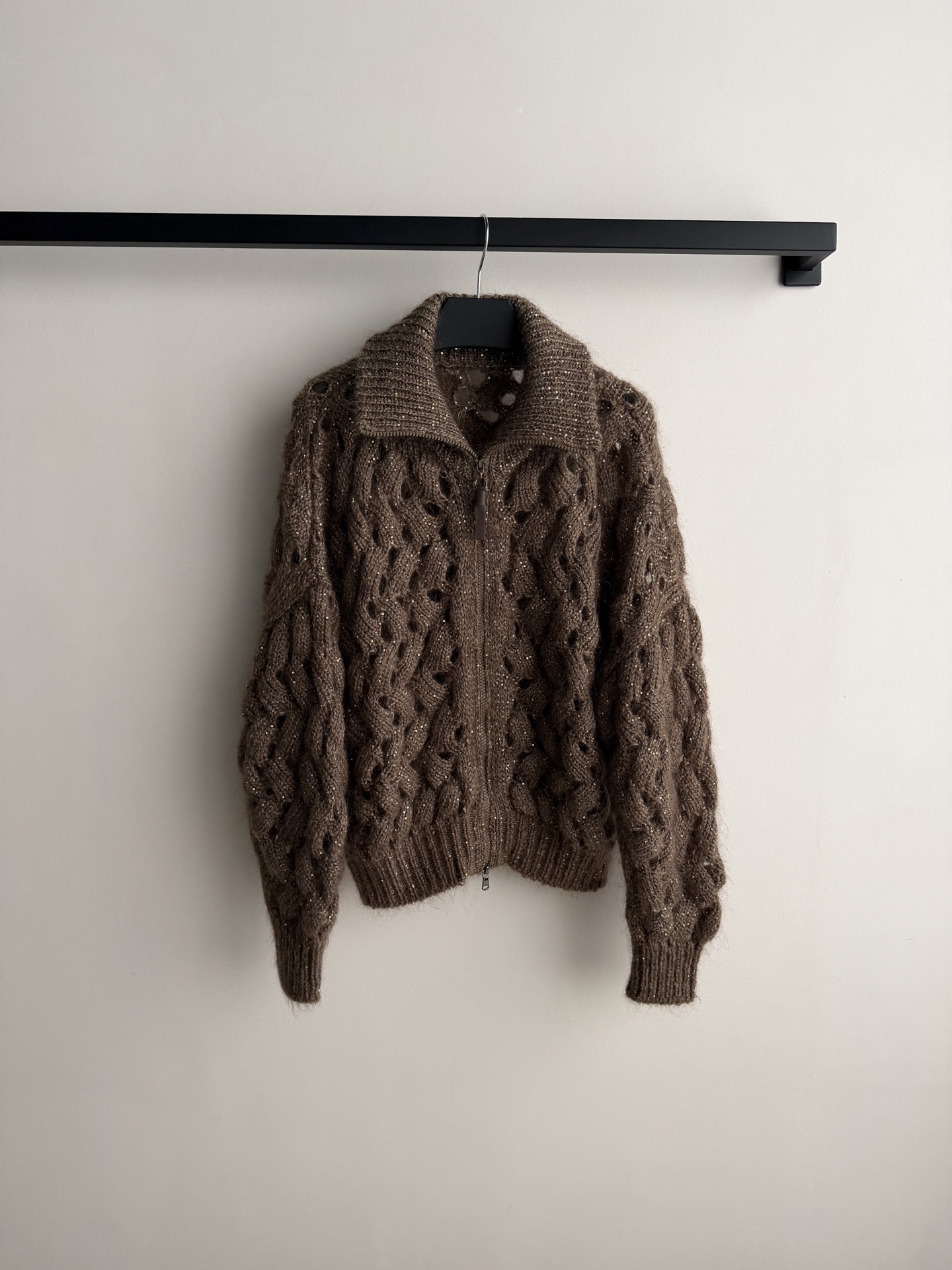 Brunello Cucinelli🆕26秋冬的摩卡色珠片马海毛镂空绞花拉链针织开衫​​，秋冬最重工的毛衣"。摩卡色（深