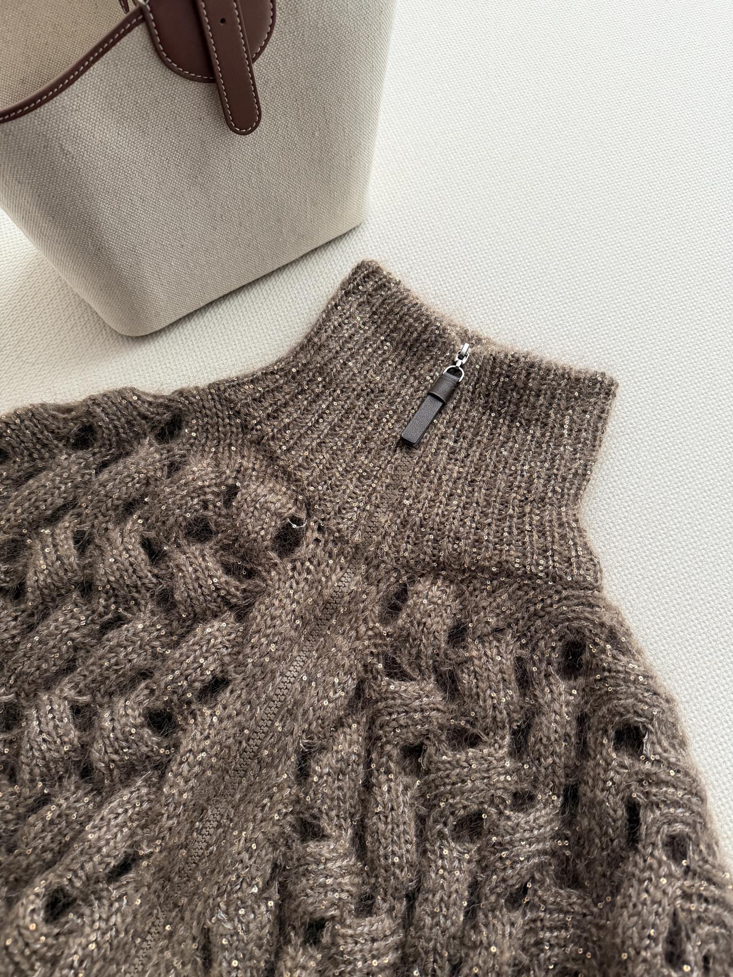 Brunello Cucinelli🆕26秋冬的摩卡色珠片马海毛镂空绞花拉链针织开衫​​，秋冬最重工的毛衣"。摩卡色（深