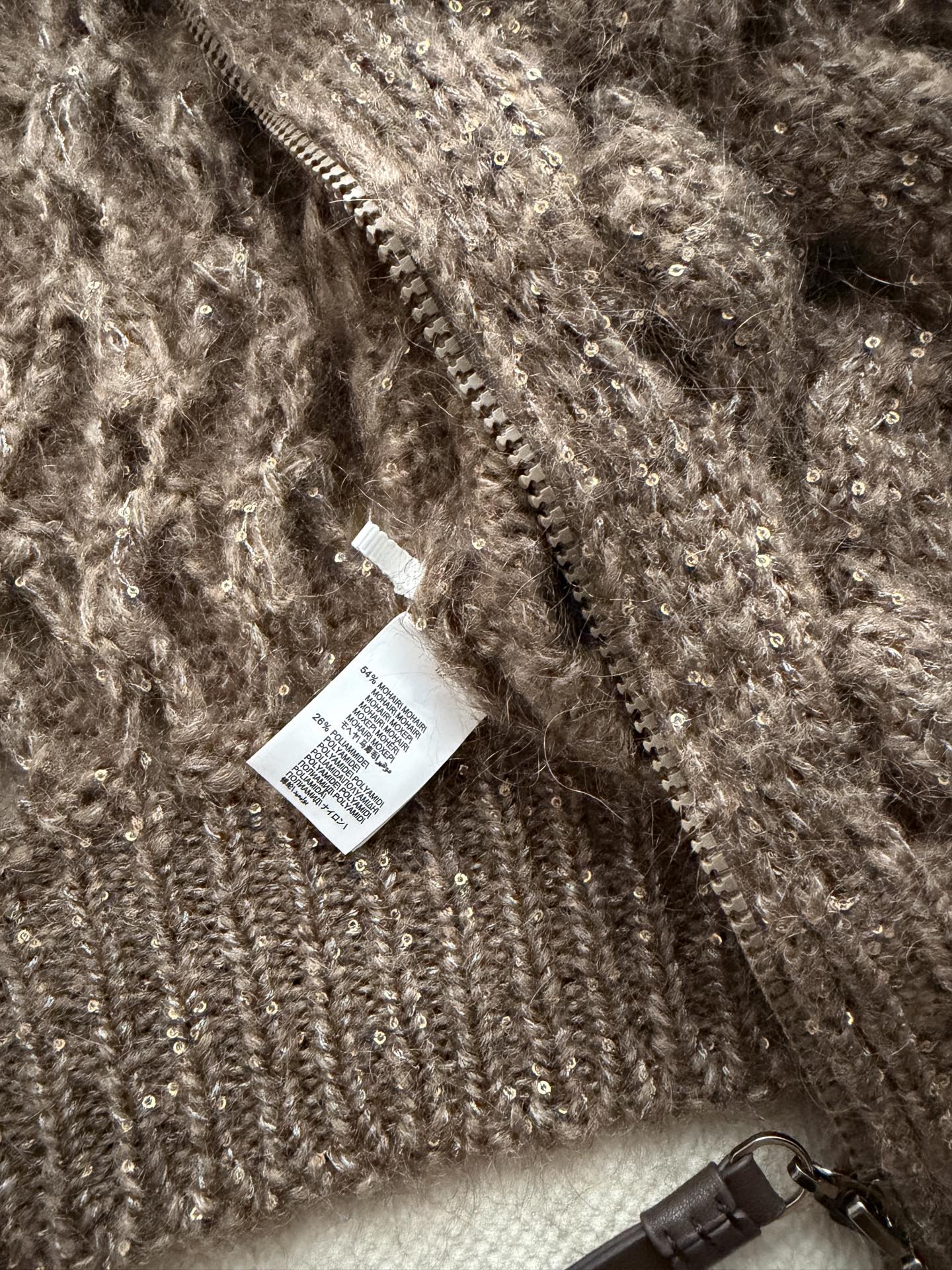 Brunello Cucinelli🆕26秋冬的摩卡色珠片马海毛镂空绞花拉链针织开衫​​，秋冬最重工的毛衣"。摩卡色（深