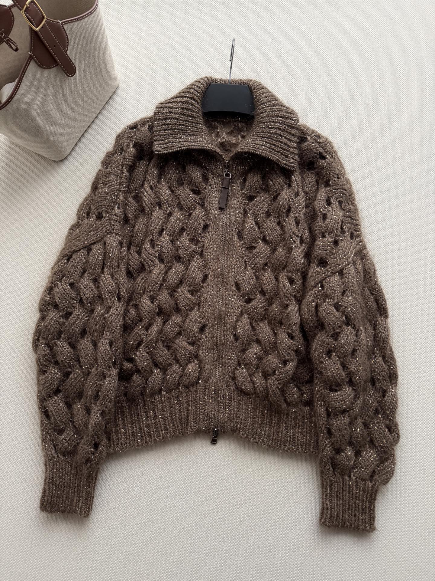 Brunello Cucinelli🆕26秋冬的摩卡色珠片马海毛镂空绞花拉链针织开衫​​，秋冬最重工的毛衣"。摩卡色（深