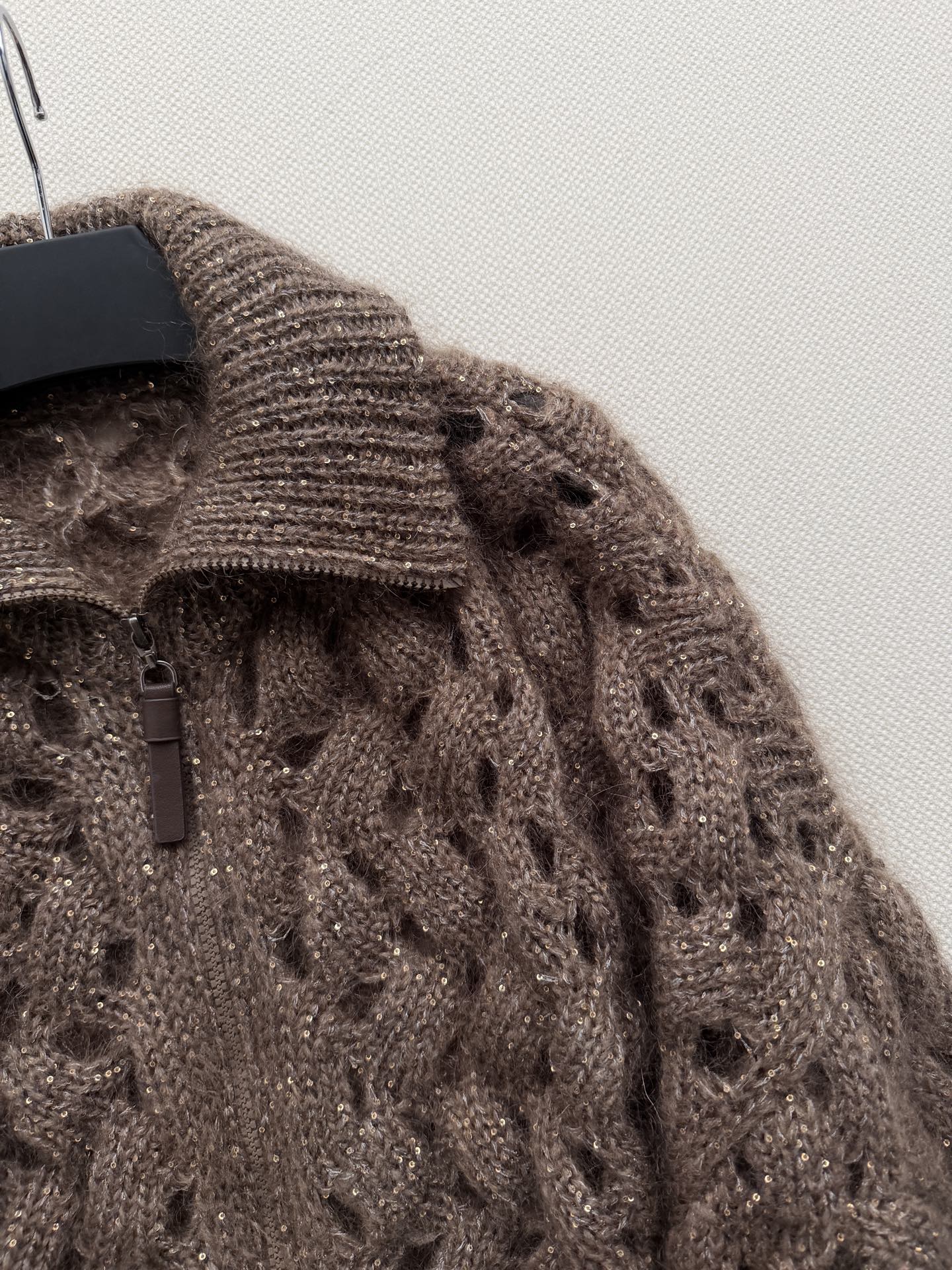 Brunello Cucinelli🆕26秋冬的摩卡色珠片马海毛镂空绞花拉链针织开衫​​，秋冬最重工的毛衣"。摩卡色（深