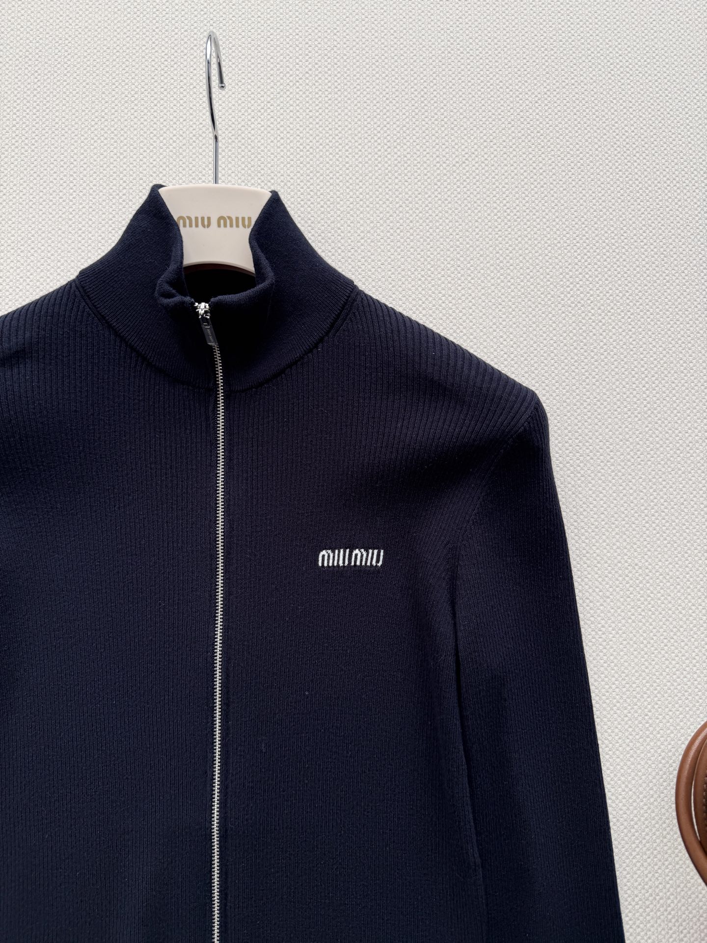 Miumi*🆕26早秋新款修身双拉链针织开衫​​，定制双拉链logo，胸前刺绣logo，坑条针织面料弹力十足 显瘦不紧绷