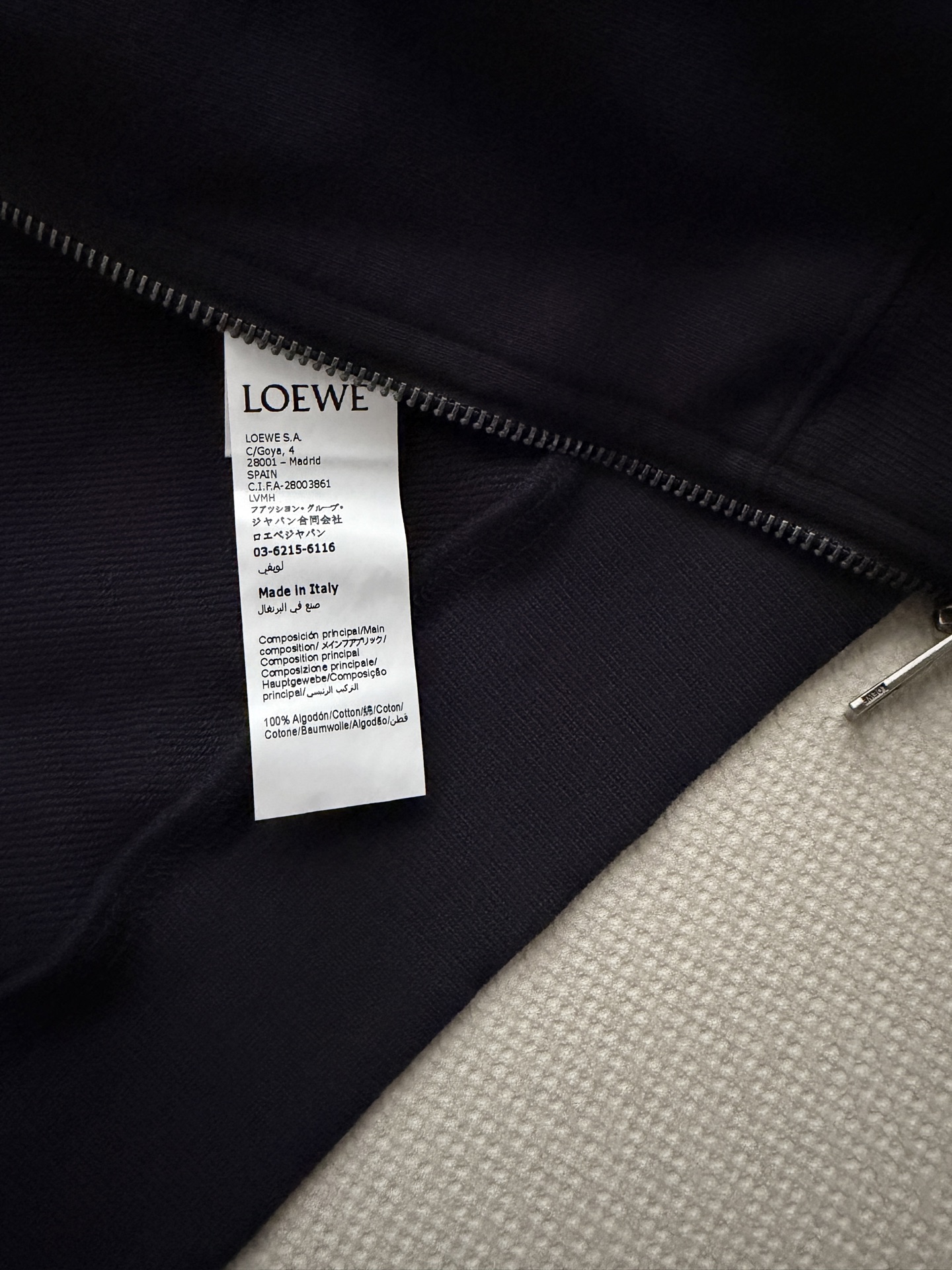 Loew*🆕棉质面料，手感软糯有厚度。连帽设计，帽子上有 Loe*标志性的皮革编织抽绳，皮质和棉质的材质碰撞是这件卫衣最