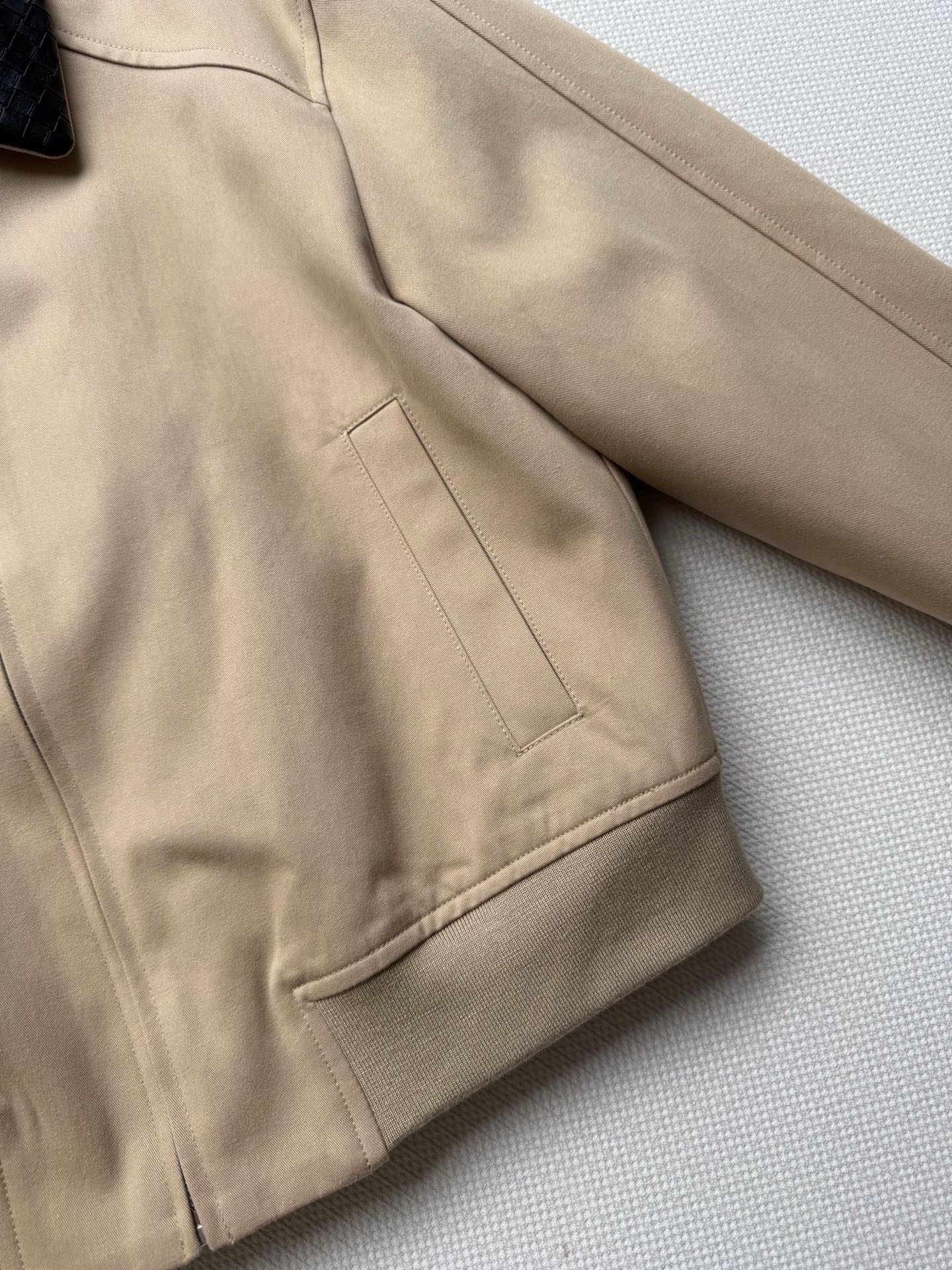 BottegaVeneta🆕秋冬新款，BV夹克外套誰穿誰喜歡😘反正我穿上是愛了 內裡格子花紋細節成功打動我😍美拉德色系秋