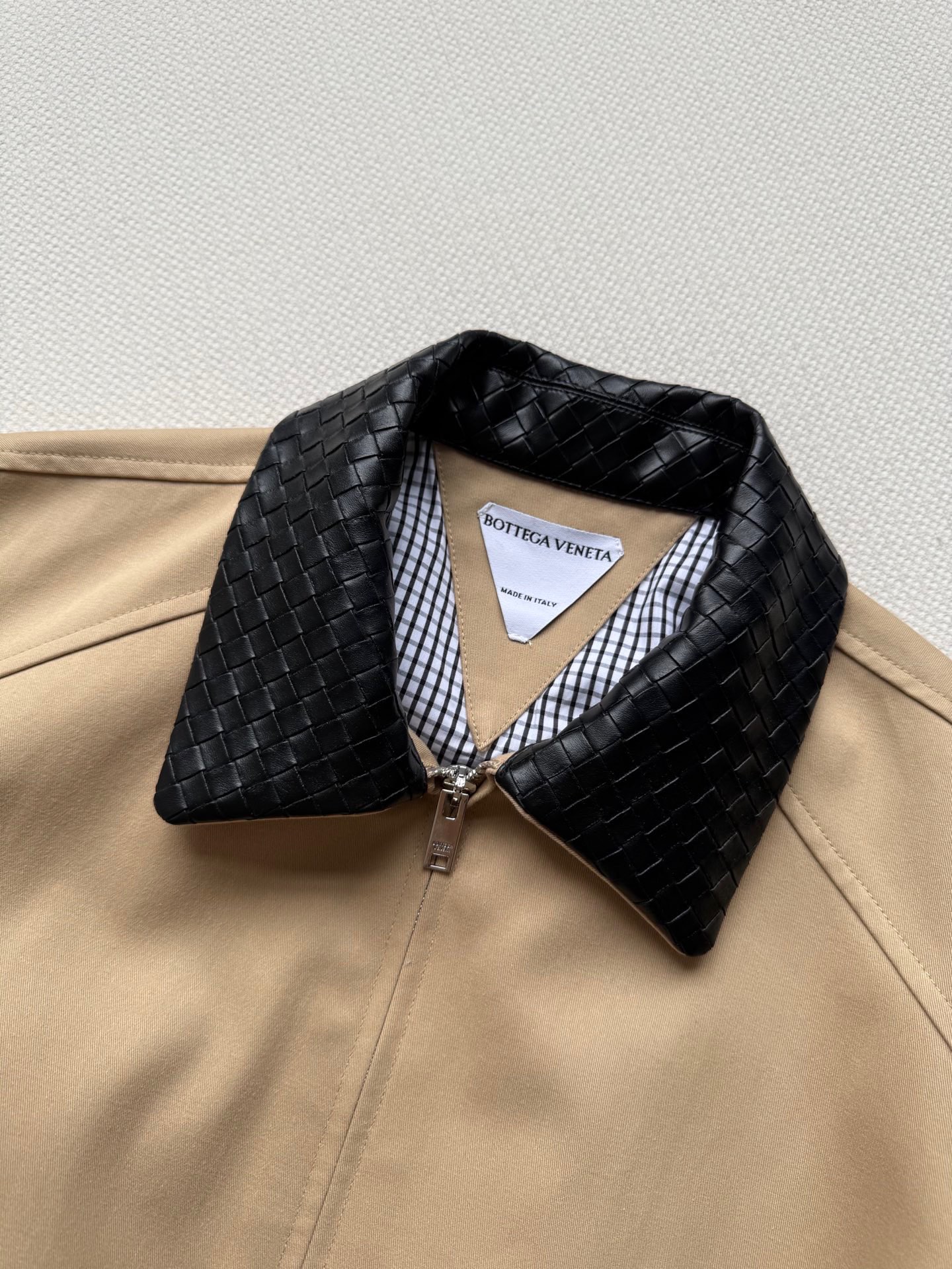 BottegaVeneta🆕秋冬新款，BV夹克外套誰穿誰喜歡😘反正我穿上是愛了 內裡格子花紋細節成功打動我😍美拉德色系秋