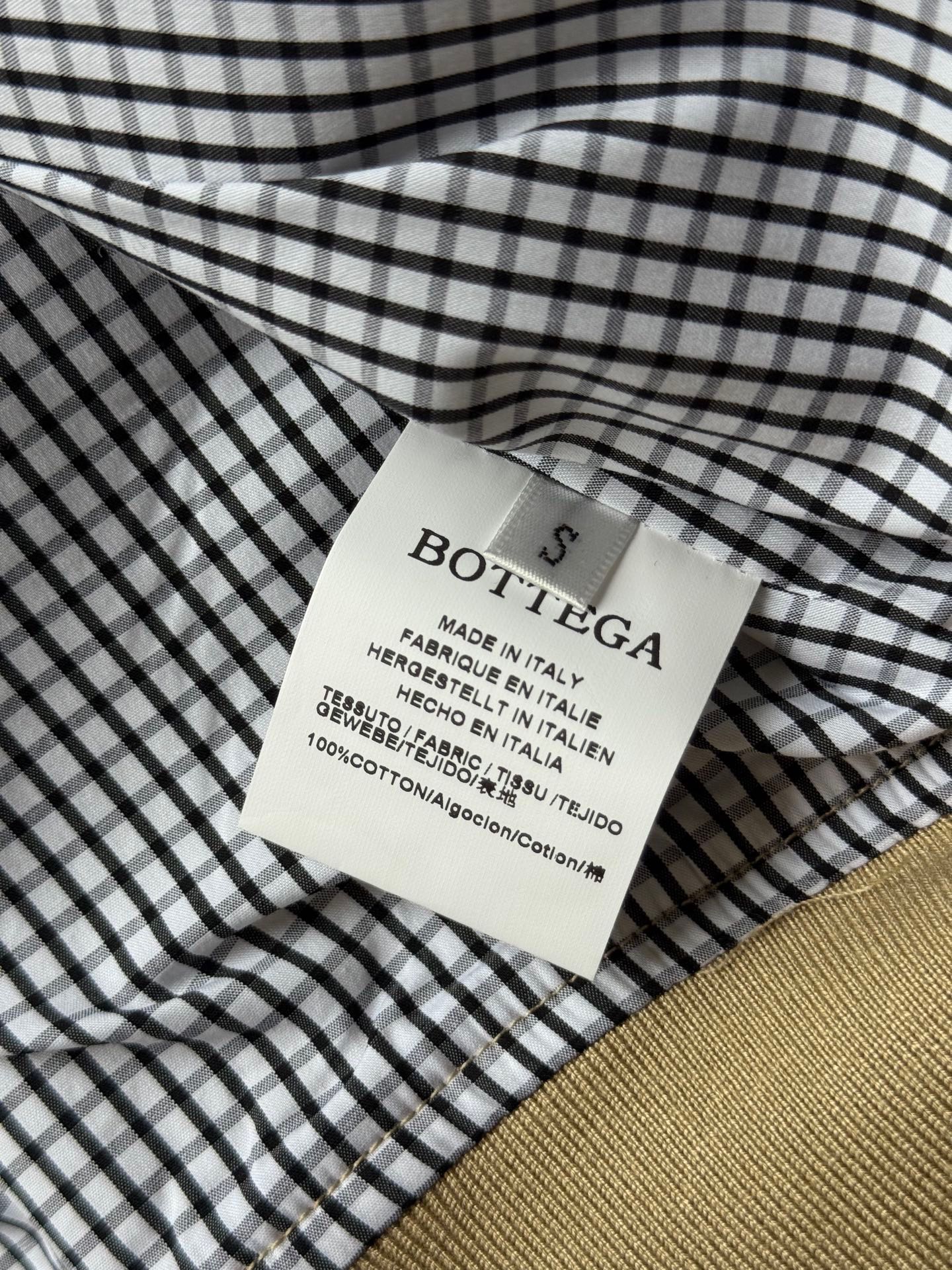 BottegaVeneta🆕秋冬新款，BV夹克外套誰穿誰喜歡😘反正我穿上是愛了 內裡格子花紋細節成功打動我😍美拉德色系秋