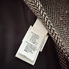Brunello Cucinelli 迷人的人字纹图案,为这款珍贵初剪羊毛闪烁外套大衣注入裁缝气息。面料柔软而温暖,拉 Brunello Cucinelli 迷人的人字纹图案,为这款珍贵初剪羊毛闪烁外套大衣注入裁缝气息。面料柔软而温暖,拉