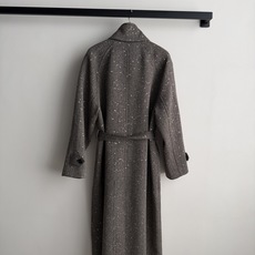 Brunello Cucinelli 迷人的人字纹图案,为这款珍贵初剪羊毛闪烁外套大衣注入裁缝气息。面料柔软而温暖,拉 Brunello Cucinelli 迷人的人字纹图案,为这款珍贵初剪羊毛闪烁外套大衣注入裁缝气息。面料柔软而温暖,拉