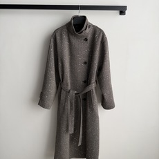 Brunello Cucinelli 迷人的人字纹图案,为这款珍贵初剪羊毛闪烁外套大衣注入裁缝气息。面料柔软而温暖,拉 Brunello Cucinelli 迷人的人字纹图案,为这款珍贵初剪羊毛闪烁外套大衣注入裁缝气息。面料柔软而温暖,拉
