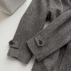 Brunello Cucinelli 迷人的人字纹图案,为这款珍贵初剪羊毛闪烁外套大衣注入裁缝气息。面料柔软而温暖,拉 Brunello Cucinelli 迷人的人字纹图案,为这款珍贵初剪羊毛闪烁外套大衣注入裁缝气息。面料柔软而温暖,拉