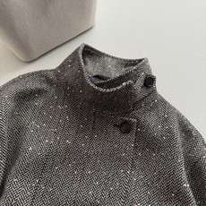 Brunello Cucinelli 迷人的人字纹图案,为这款珍贵初剪羊毛闪烁外套大衣注入裁缝气息。面料柔软而温暖,拉 Brunello Cucinelli 迷人的人字纹图案,为这款珍贵初剪羊毛闪烁外套大衣注入裁缝气息。面料柔软而温暖,拉