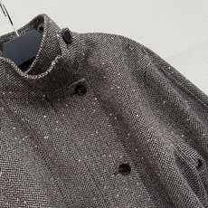 Brunello Cucinelli 迷人的人字纹图案,为这款珍贵初剪羊毛闪烁外套大衣注入裁缝气息。面料柔软而温暖,拉 Brunello Cucinelli 迷人的人字纹图案,为这款珍贵初剪羊毛闪烁外套大衣注入裁缝气息。面料柔软而温暖,拉