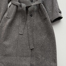 Brunello Cucinelli 迷人的人字纹图案,为这款珍贵初剪羊毛闪烁外套大衣注入裁缝气息。面料柔软而温暖,拉 Brunello Cucinelli 迷人的人字纹图案,为这款珍贵初剪羊毛闪烁外套大衣注入裁缝气息。面料柔软而温暖,拉