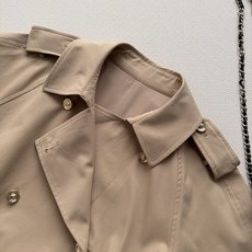 Chane*🆕新款,秋冬系列的卡其色双排扣长款风衣经典卡其色(蜂蜜驼色)  棉质面料,质地挺括有光泽。双排扣设计, Chane*🆕新款,秋冬系列的卡其色双排扣长款风衣经典卡其色(蜂蜜驼色)  棉质面料,质地挺括有光泽。双排扣设计,
