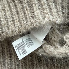 Brunello Cucinelli 26秋冬系列的燕麦色珠片马海毛镂空绞花圆领针织衫。 燕麦色(米灰偏暖)马海毛混 Brunello Cucinelli 26秋冬系列的燕麦色珠片马海毛镂空绞花圆领针织衫。 燕麦色(米灰偏暖)马海毛混