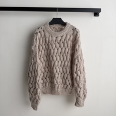 Brunello Cucinelli 26秋冬系列的燕麦色珠片马海毛镂空绞花圆领针织衫。 燕麦色(米灰偏暖)马海毛混 Brunello Cucinelli 26秋冬系列的燕麦色珠片马海毛镂空绞花圆领针织衫。 燕麦色(米灰偏暖)马海毛混