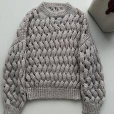 Brunello Cucinelli 26秋冬系列的燕麦色珠片马海毛镂空绞花圆领针织衫。 燕麦色(米灰偏暖)马海毛混 Brunello Cucinelli 26秋冬系列的燕麦色珠片马海毛镂空绞花圆领针织衫。 燕麦色(米灰偏暖)马海毛混