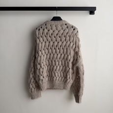Brunello Cucinelli 26秋冬系列的燕麦色珠片马海毛镂空绞花圆领针织衫。 燕麦色(米灰偏暖)马海毛混 Brunello Cucinelli 26秋冬系列的燕麦色珠片马海毛镂空绞花圆领针织衫。 燕麦色(米灰偏暖)马海毛混