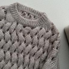 Brunello Cucinelli 26秋冬系列的燕麦色珠片马海毛镂空绞花圆领针织衫。 燕麦色(米灰偏暖)马海毛混 Brunello Cucinelli 26秋冬系列的燕麦色珠片马海毛镂空绞花圆领针织衫。 燕麦色(米灰偏暖)马海毛混
