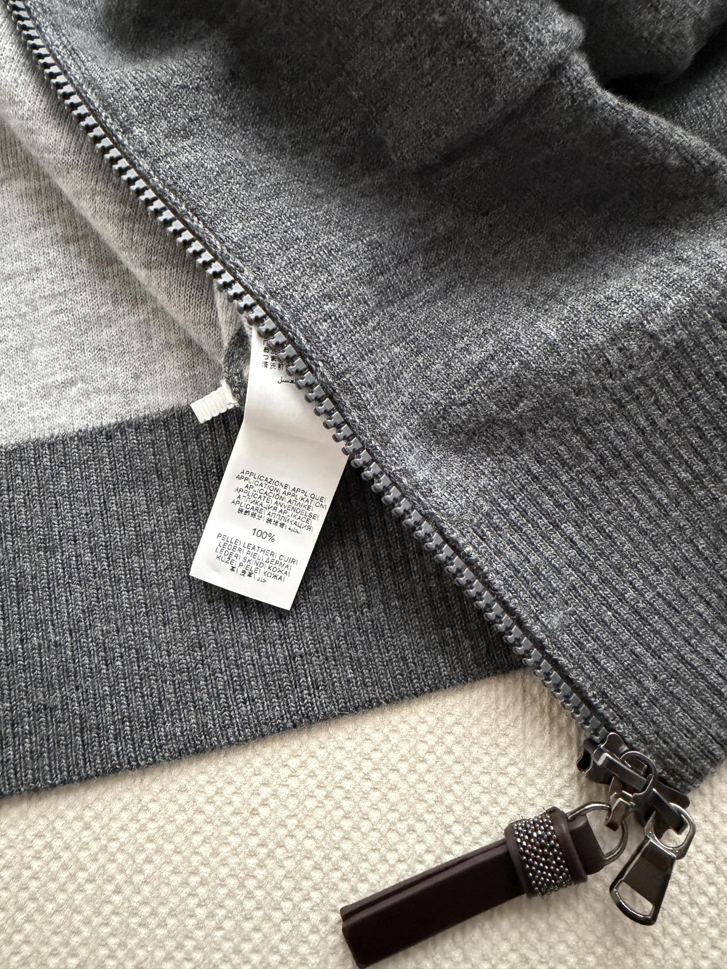 Brunello Cucinelli的深灰色羊绒拉链短款针织衫​​。深灰色（接近炭灰）羊绒针织面料，质地细腻柔软，有微微