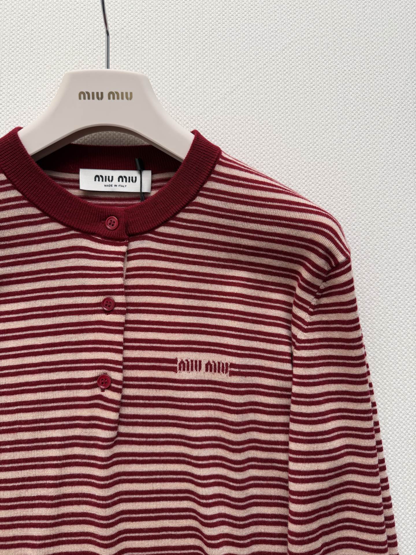 Miumi*🆕26早秋新款条纹针织毛衣，酒红+浅咖复古细条纹，撞色酒红罗纹下摆袖口，撞色拼接设计 柔和减龄；polo纽扣