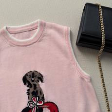 𝐓𝐡𝐨𝐦 𝐁𝐫𝐨𝐰𝐧*🆕26new🪄 七夕限定〰️可爱腊肠犬刺绣背心🩷🎀🎀 浅粉撞白包边针织马甲,清新减龄学院风!侧边纽 𝐓𝐡𝐨𝐦 𝐁𝐫𝐨𝐰𝐧*🆕26new🪄 七夕限定〰️可爱腊肠犬刺绣背心🩷🎀🎀 浅粉撞白包边针织马甲,清新减龄学院风!侧边纽