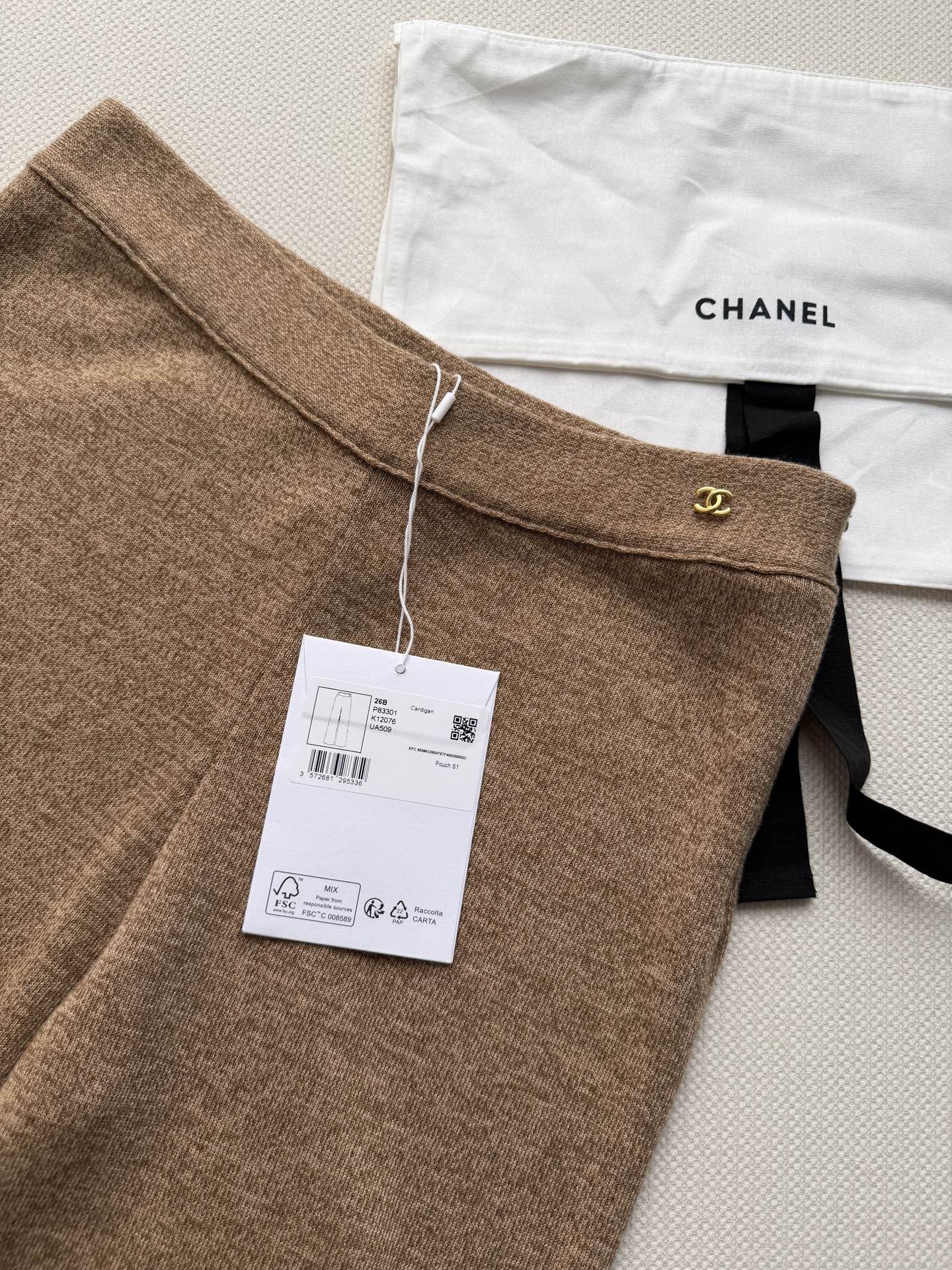 Chane*🆕新款，针织阔腿裤带有细微的斜纹编织肌理，质地厚实有垂感。高腰设计，前腰头平整无褶皱，裤腿是直筒偏阔的廓形，
