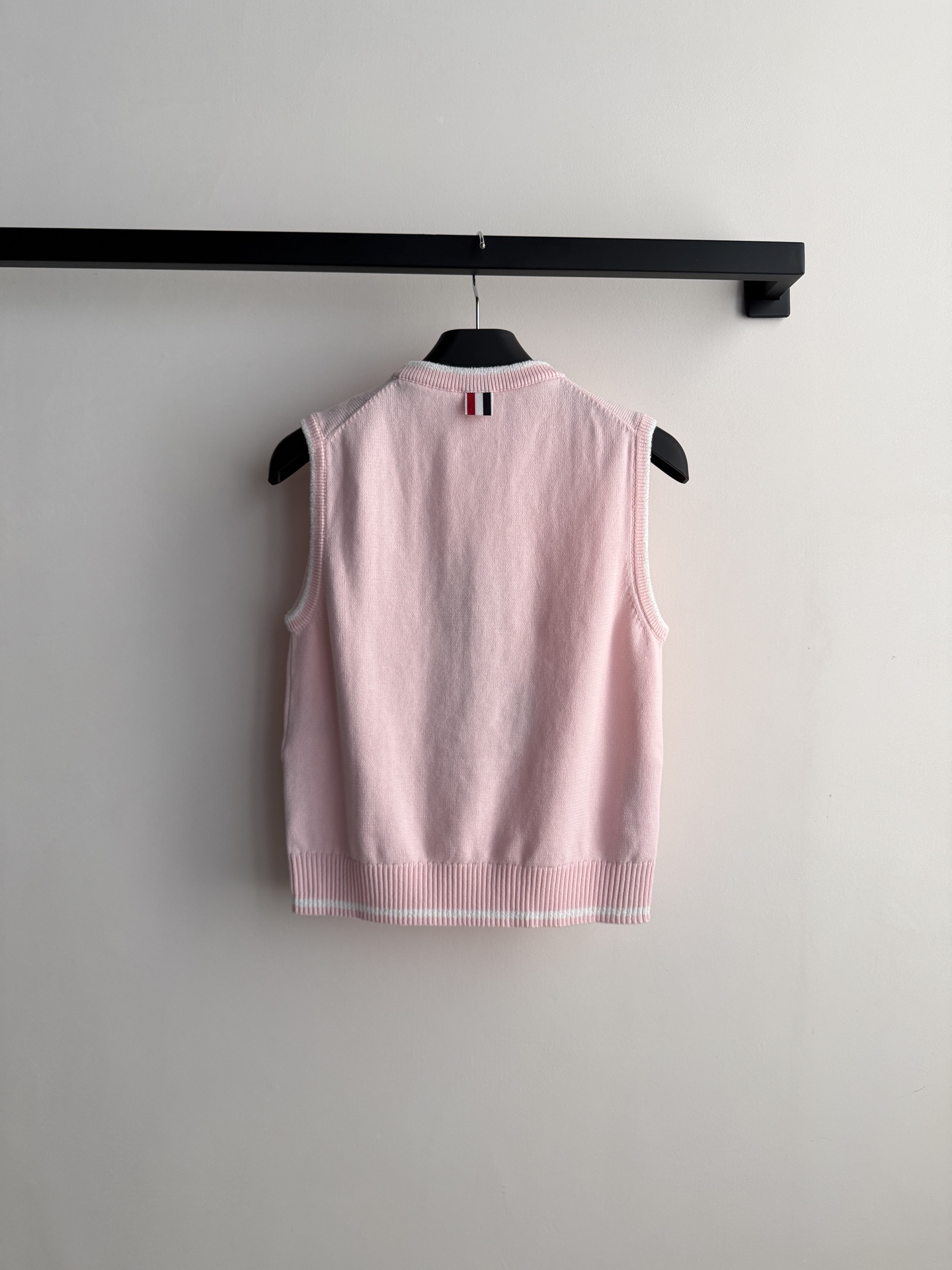 𝐓𝐡𝐨𝐦 𝐁𝐫𝐨𝐰𝐧*🆕26new🪄 七夕限定〰️可爱腊肠犬刺绣背心🩷🎀🎀 浅粉撞白包边针织马甲,清新减龄学院风!侧边纽 𝐓𝐡𝐨𝐦 𝐁𝐫𝐨𝐰𝐧*🆕26new🪄 七夕限定〰️可爱腊肠犬刺绣背心🩷🎀🎀 浅粉撞白包边针织马甲,清新减龄学院风!侧边纽