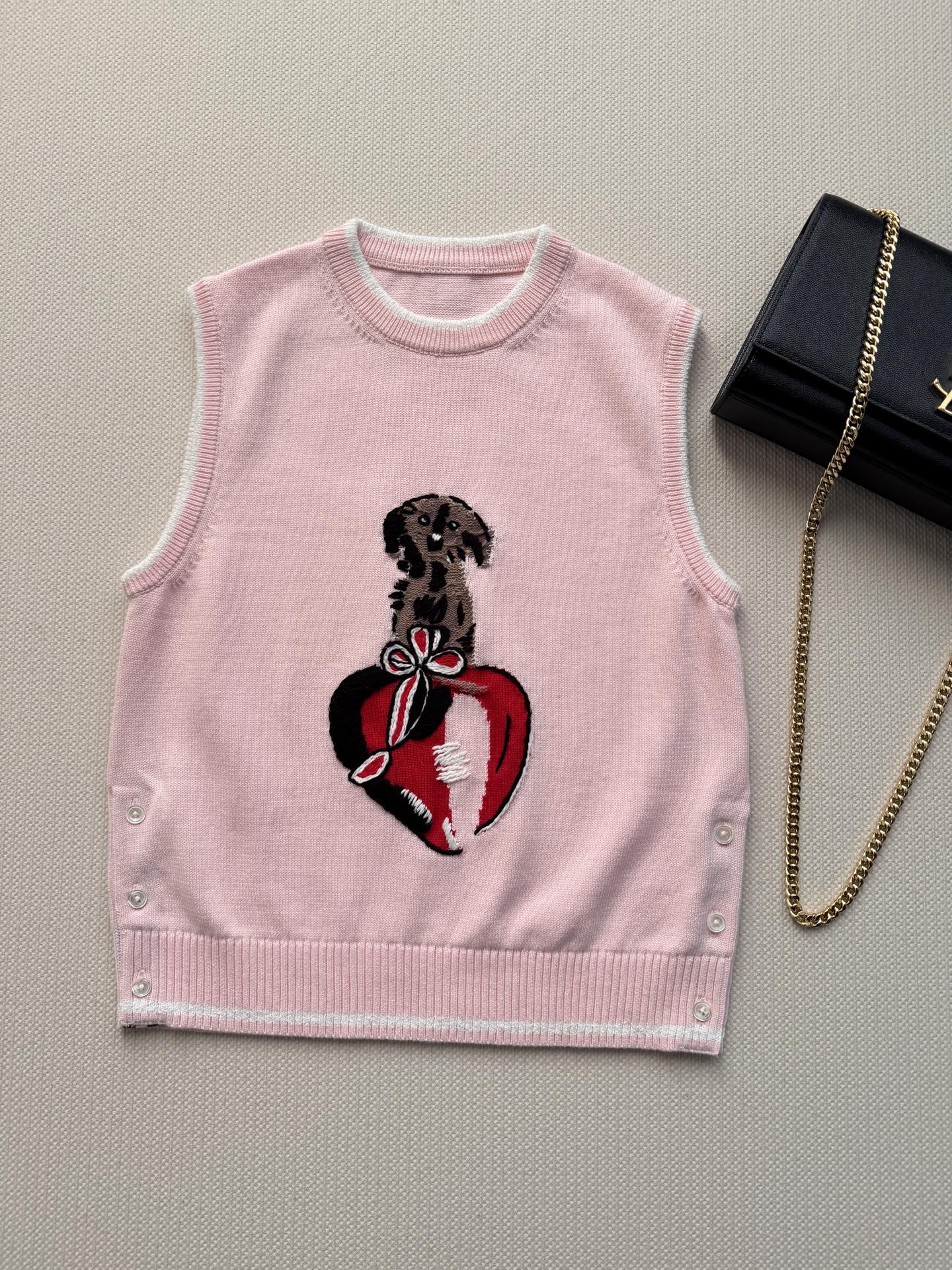 𝐓𝐡𝐨𝐦 𝐁𝐫𝐨𝐰𝐧*🆕26new🪄 七夕限定〰️可爱腊肠犬刺绣背心🩷🎀🎀 浅粉撞白包边针织马甲,清新减龄学院风!侧边纽 𝐓𝐡𝐨𝐦 𝐁𝐫𝐨𝐰𝐧*🆕26new🪄 七夕限定〰️可爱腊肠犬刺绣背心🩷🎀🎀 浅粉撞白包边针织马甲,清新减龄学院风!侧边纽