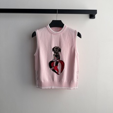𝐓𝐡𝐨𝐦 𝐁𝐫𝐨𝐰𝐧*🆕26new🪄 七夕限定〰️可爱腊肠犬刺绣背心🩷🎀🎀 浅粉撞白包边针织马甲,清新减龄学院风!侧边纽 𝐓𝐡𝐨𝐦 𝐁𝐫𝐨𝐰𝐧*🆕26new🪄 七夕限定〰️可爱腊肠犬刺绣背心🩷🎀🎀 浅粉撞白包边针织马甲,清新减龄学院风!侧边纽