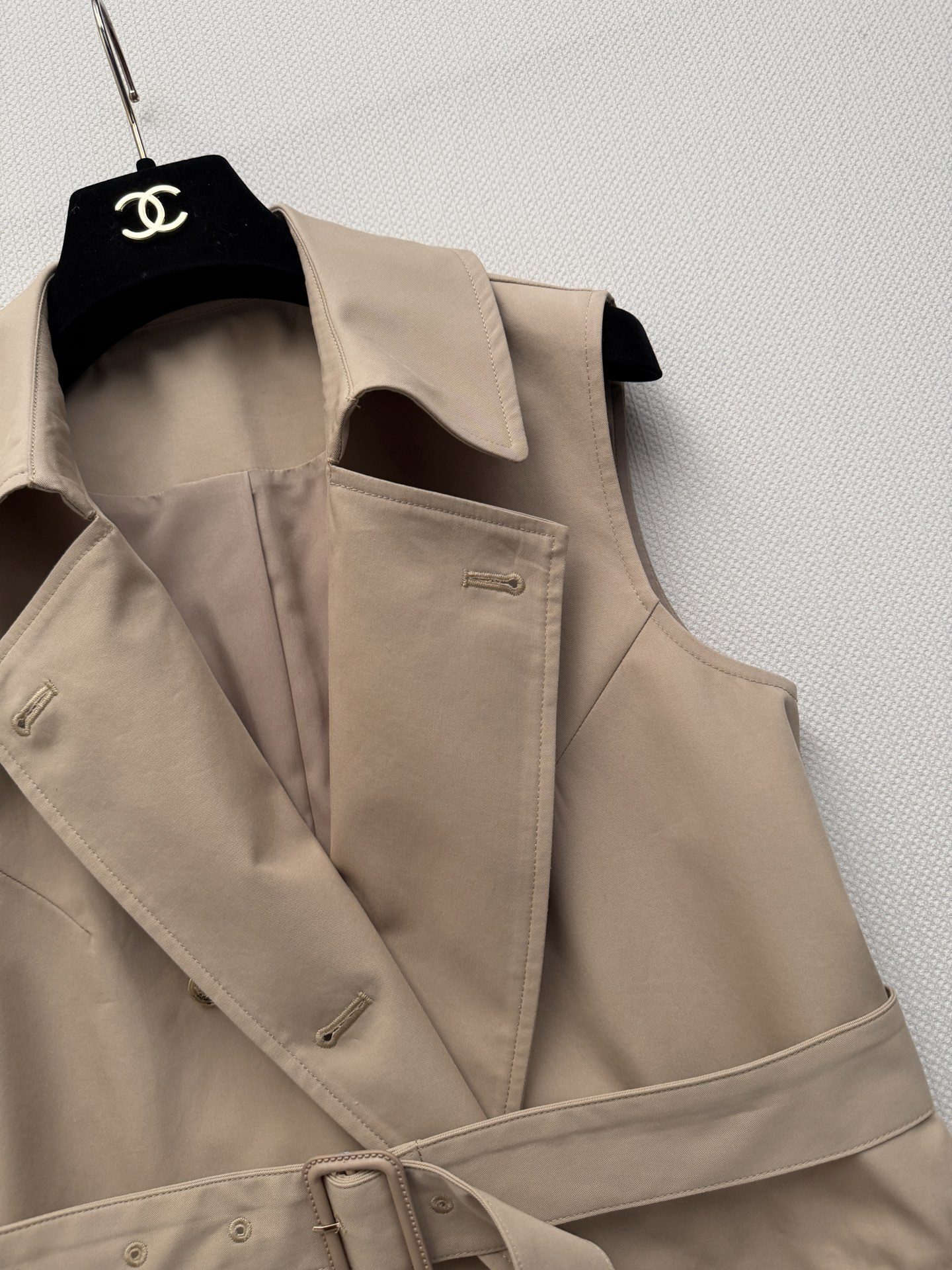 Chane*🆕新款，秋冬系列的卡其色双排扣连衣裙👗​​经典卡其色（蜂蜜驼色） ￼ 棉质面料，质地挺括有光泽。双排扣设计，