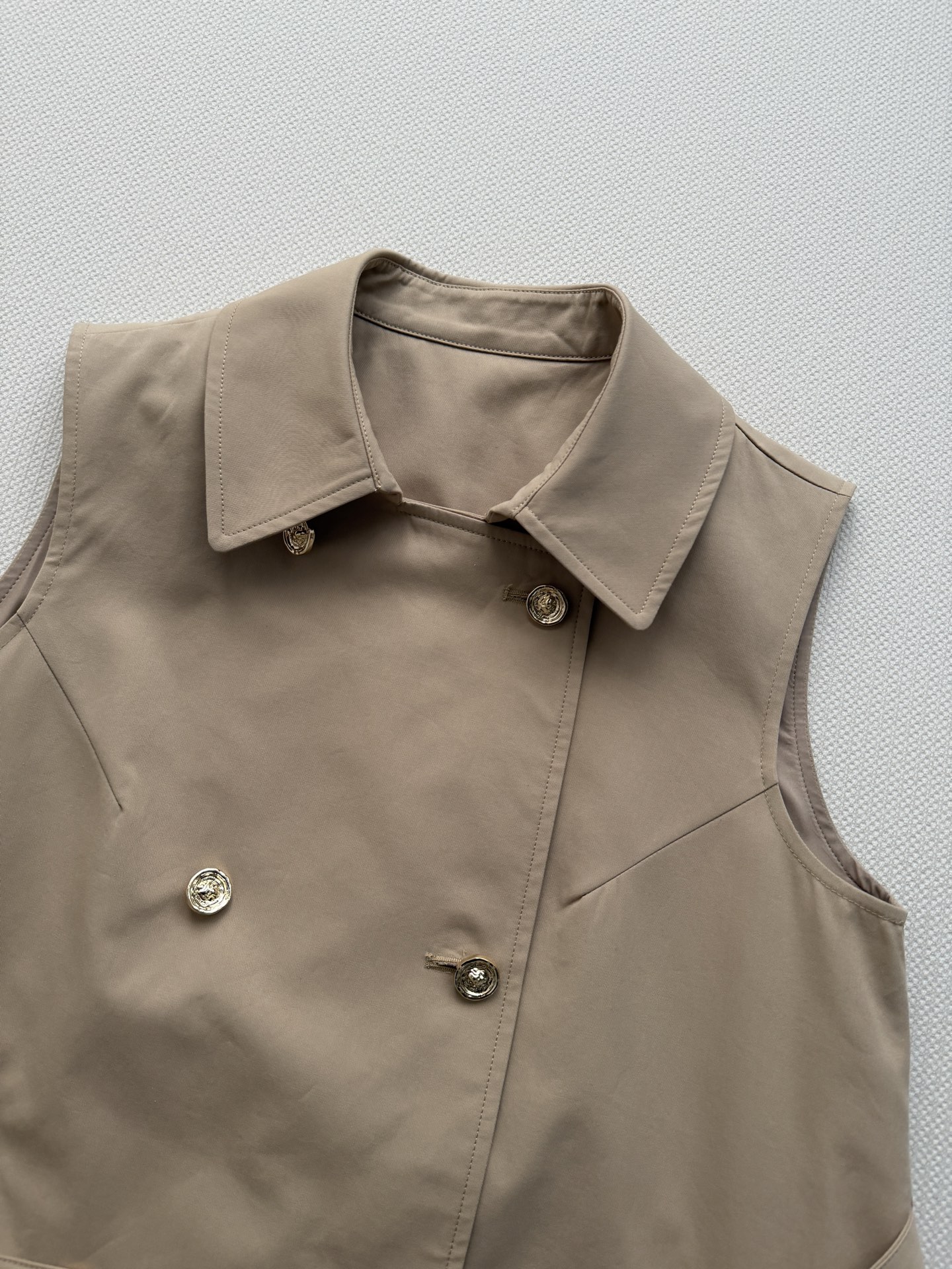 Chane*🆕新款，秋冬系列的卡其色双排扣连衣裙👗​​经典卡其色（蜂蜜驼色） ￼ 棉质面料，质地挺括有光泽。双排扣设计，