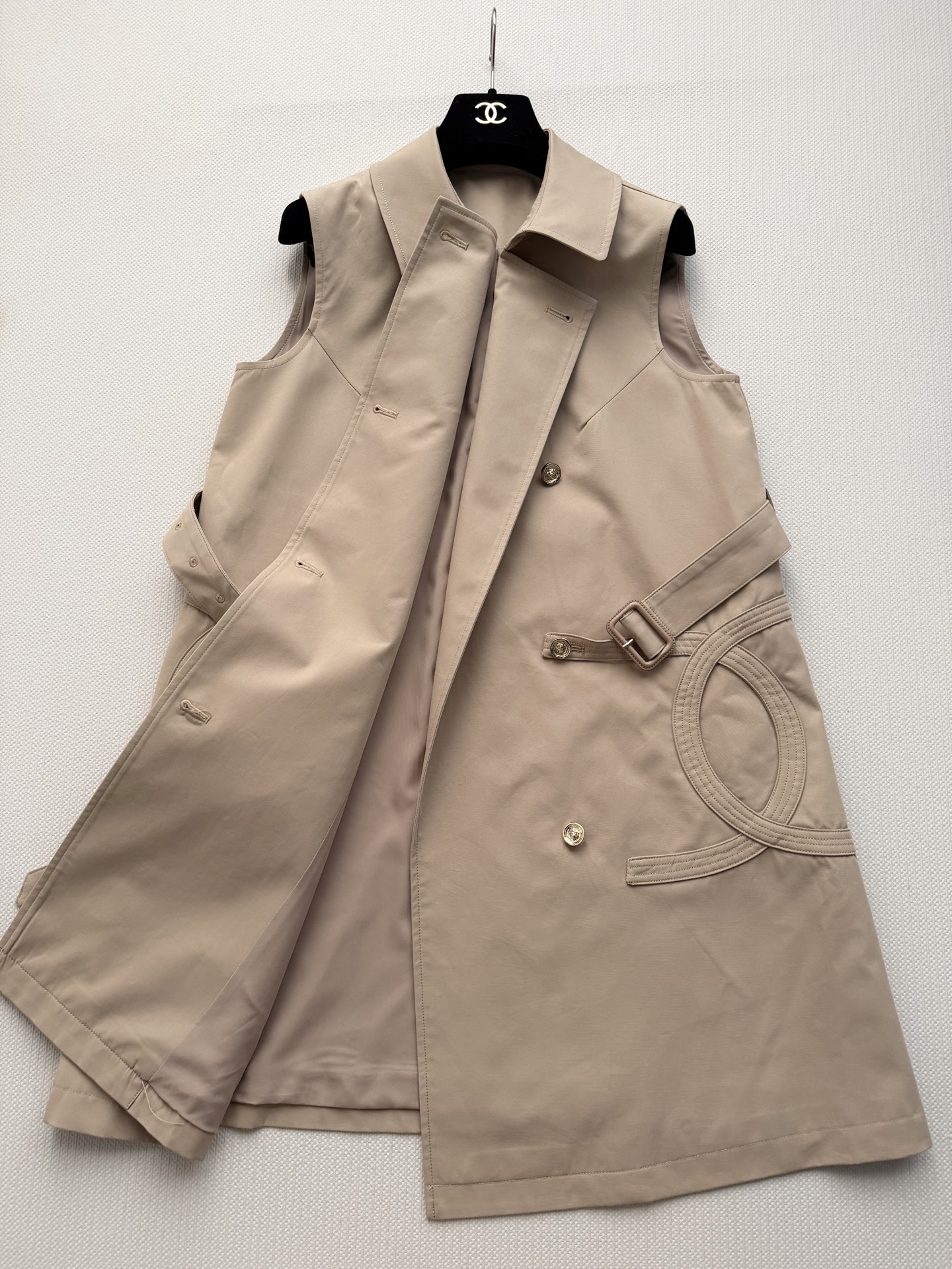 Chane*🆕新款，秋冬系列的卡其色双排扣连衣裙👗​​经典卡其色（蜂蜜驼色） ￼ 棉质面料，质地挺括有光泽。双排扣设计，