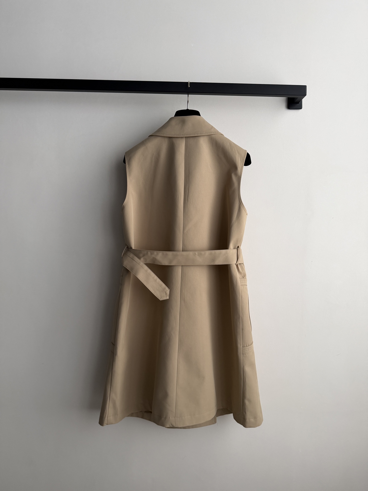Chane*🆕新款，秋冬系列的卡其色双排扣连衣裙👗​​经典卡其色（蜂蜜驼色） ￼ 棉质面料，质地挺括有光泽。双排扣设计，
