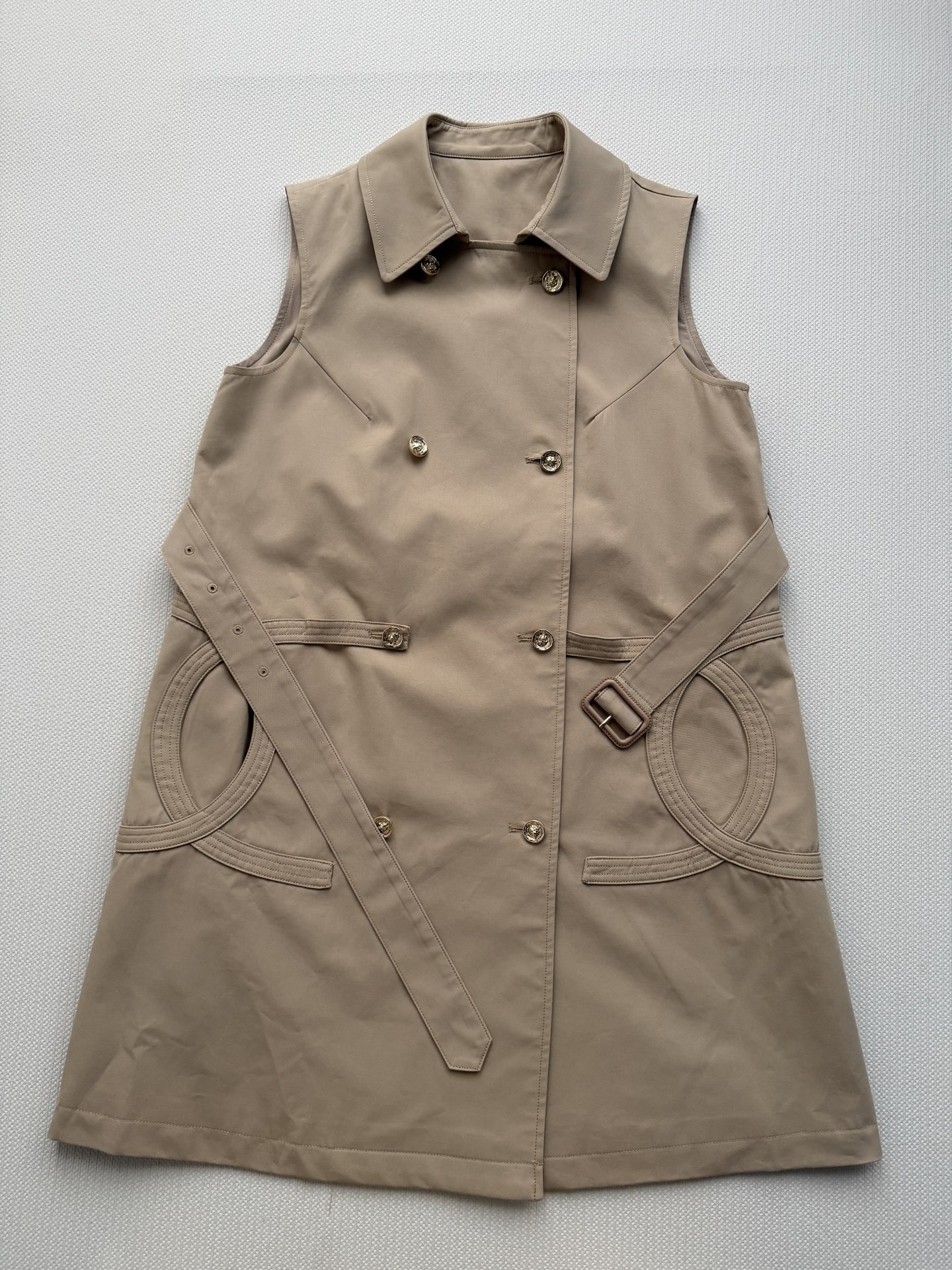 Chane*🆕新款，秋冬系列的卡其色双排扣连衣裙👗​​经典卡其色（蜂蜜驼色） ￼ 棉质面料，质地挺括有光泽。双排扣设计，