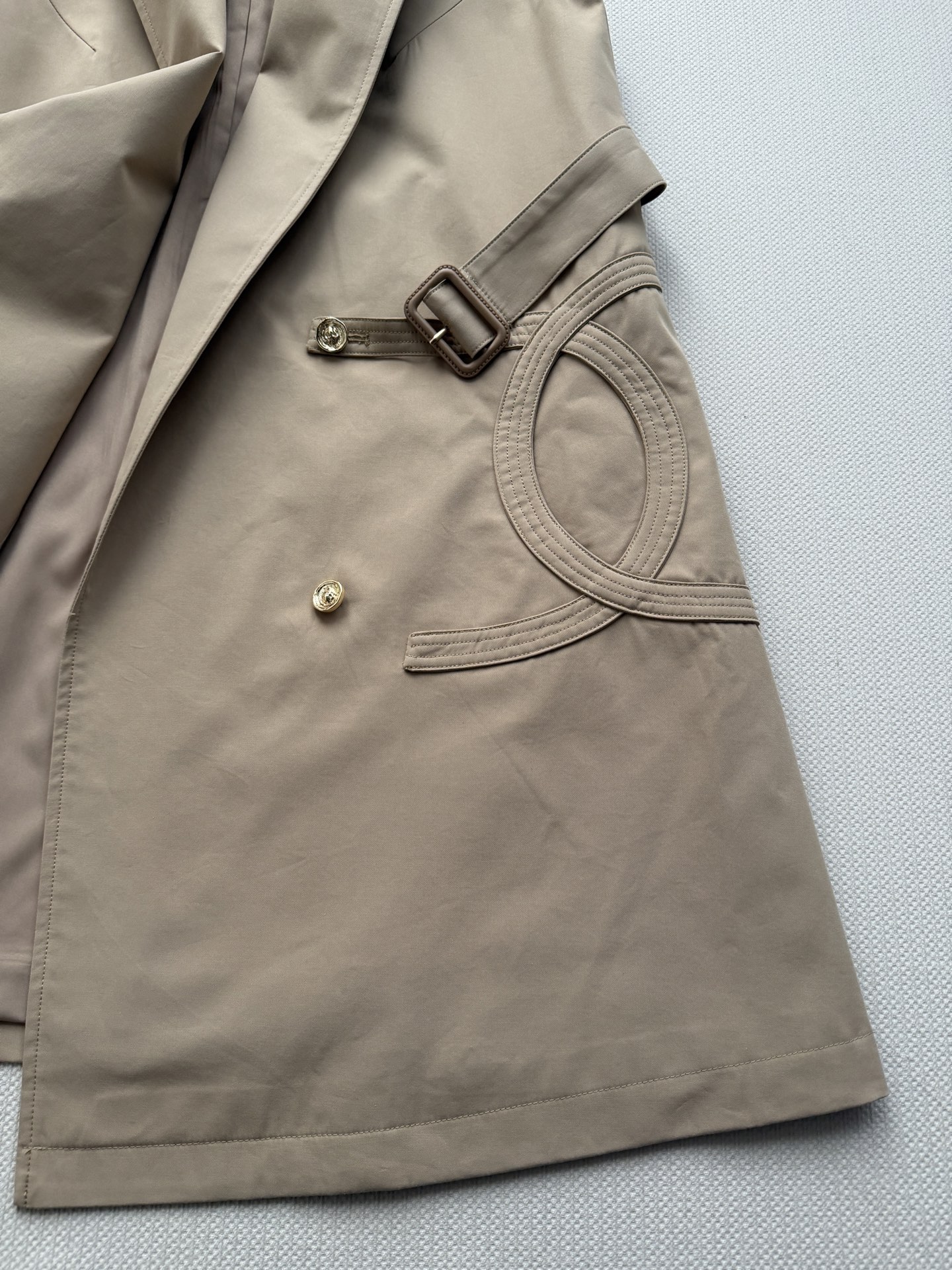 Chane*🆕新款，秋冬系列的卡其色双排扣连衣裙👗​​经典卡其色（蜂蜜驼色） ￼ 棉质面料，质地挺括有光泽。双排扣设计，