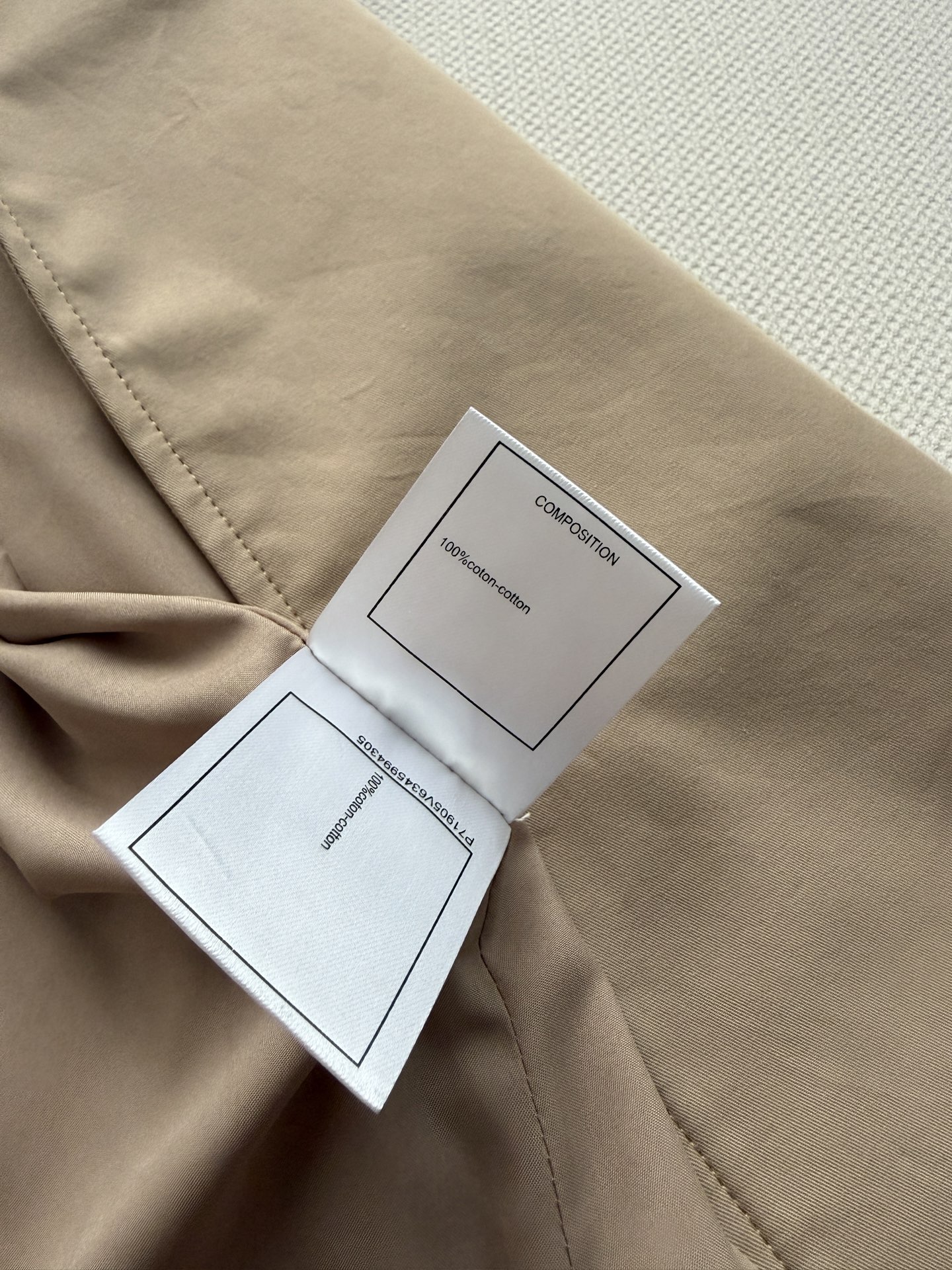 Chane*🆕新款，秋冬系列的卡其色双排扣连衣裙👗​​经典卡其色（蜂蜜驼色） ￼ 棉质面料，质地挺括有光泽。双排扣设计，