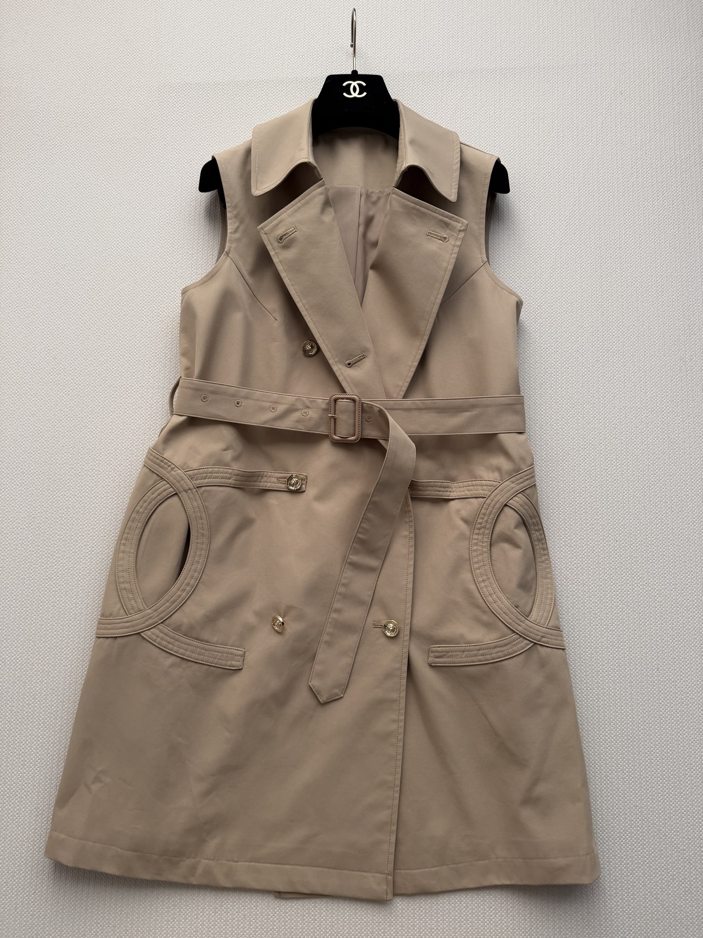 Chane*🆕新款，秋冬系列的卡其色双排扣连衣裙👗​​经典卡其色（蜂蜜驼色） ￼ 棉质面料，质地挺括有光泽。双排扣设计，
