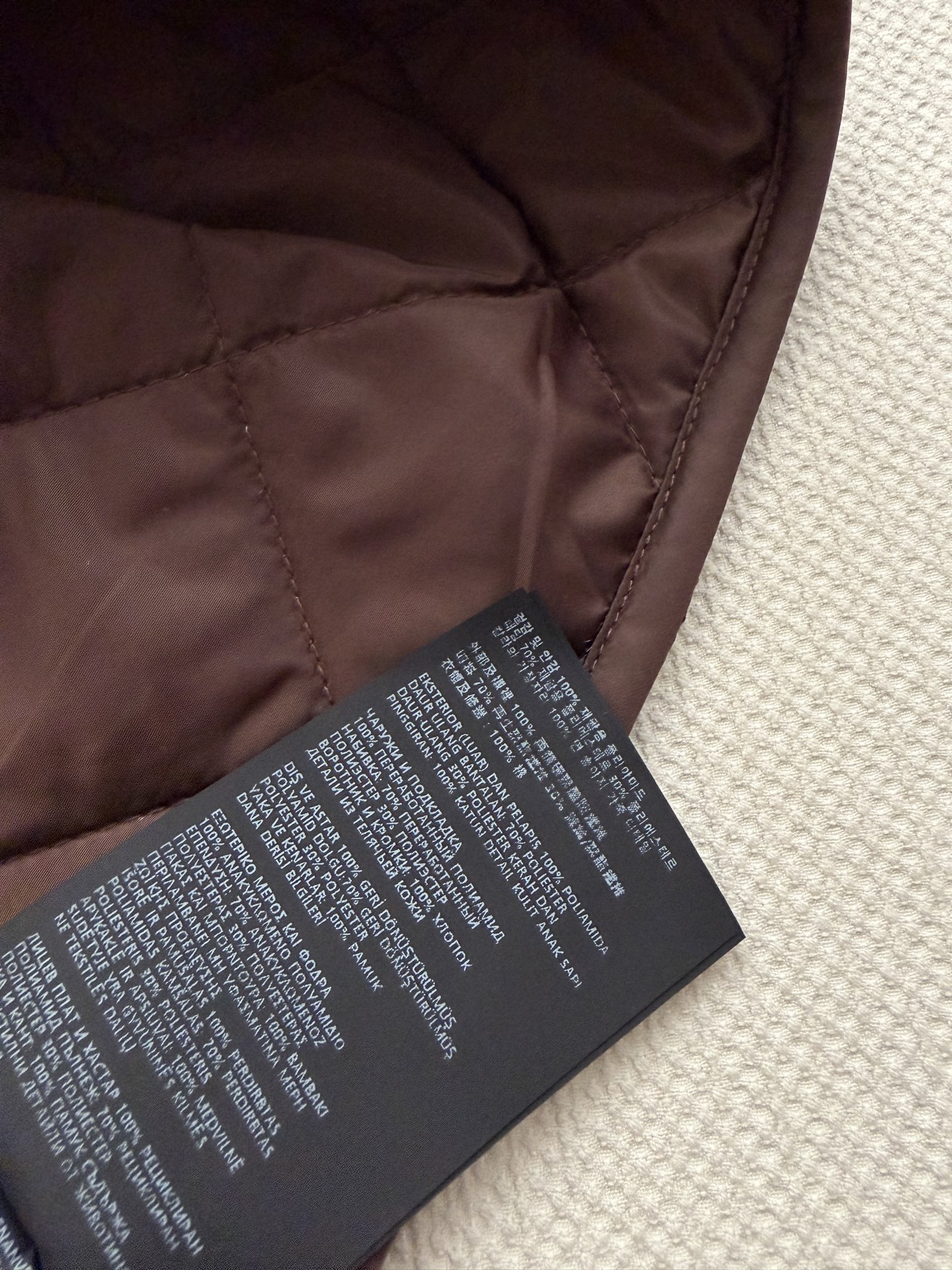Prad*🆕精致格调融入实用设计，这款富于理性气质、风格隽永的短夹克。这款采用绗缝Re-Nylon（再生尼龙）材质制作的