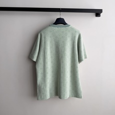 LouisVuitto*🆕薄荷绿色圆领短袖针织T恤。 花纱 针织面料,带有细微的麻感肌理,质地轻薄透气。圆领设计,落 LouisVuitto*🆕薄荷绿色圆领短袖针织T恤。 花纱 针织面料,带有细微的麻感肌理,质地轻薄透气。圆领设计,落