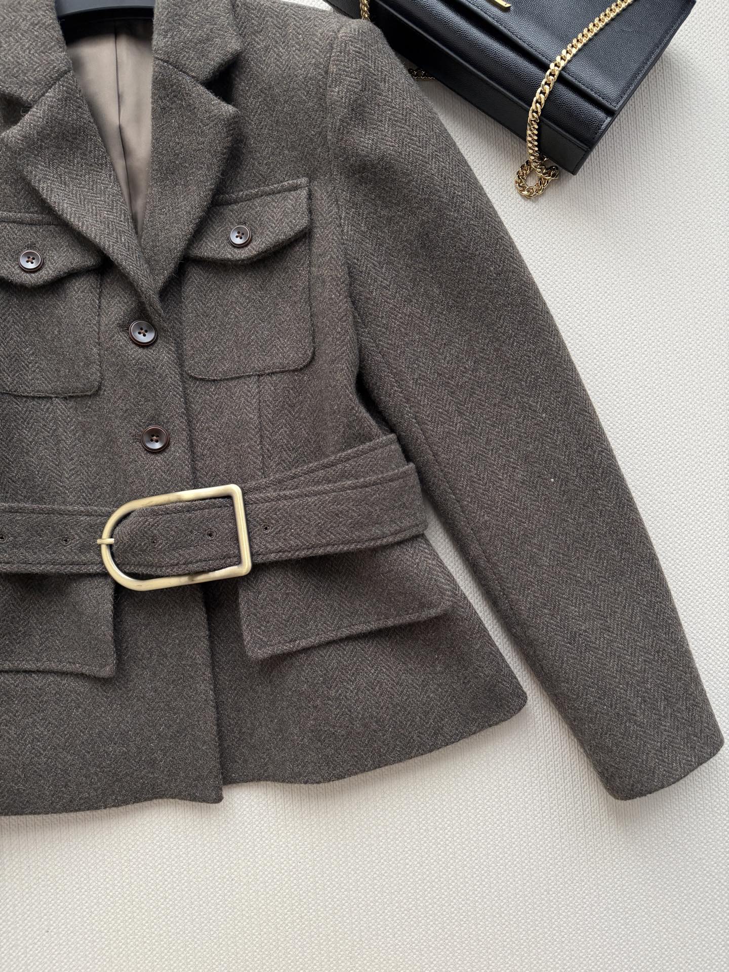 Ralph Lauren🆕羊毛混纺面料，质地厚实挺括。翻领设计，前襟有同色纽扣开合。腰部有一条同材质宽腰带+金色方形大扣