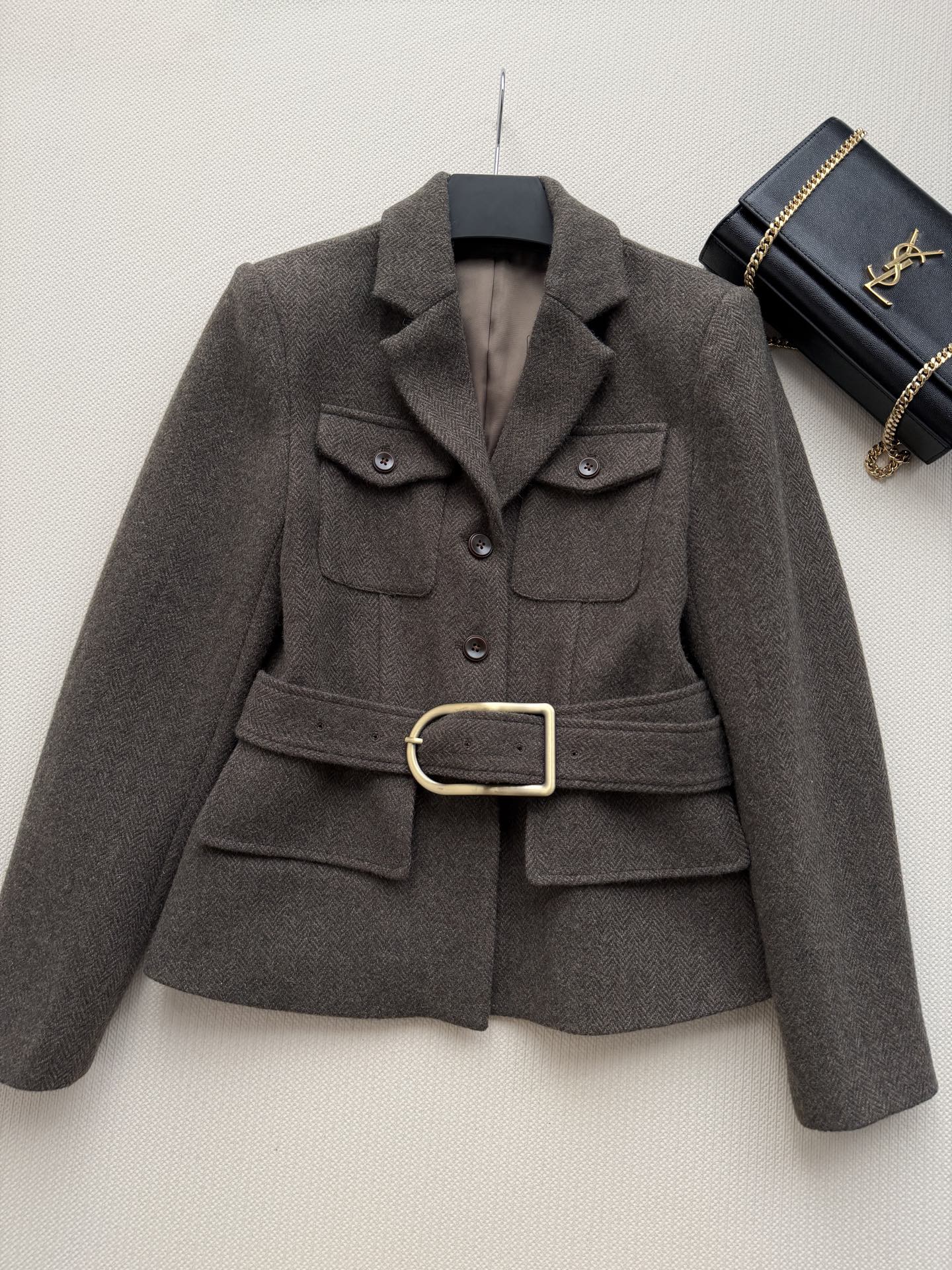 Ralph Lauren🆕羊毛混纺面料，质地厚实挺括。翻领设计，前襟有同色纽扣开合。腰部有一条同材质宽腰带+金色方形大扣