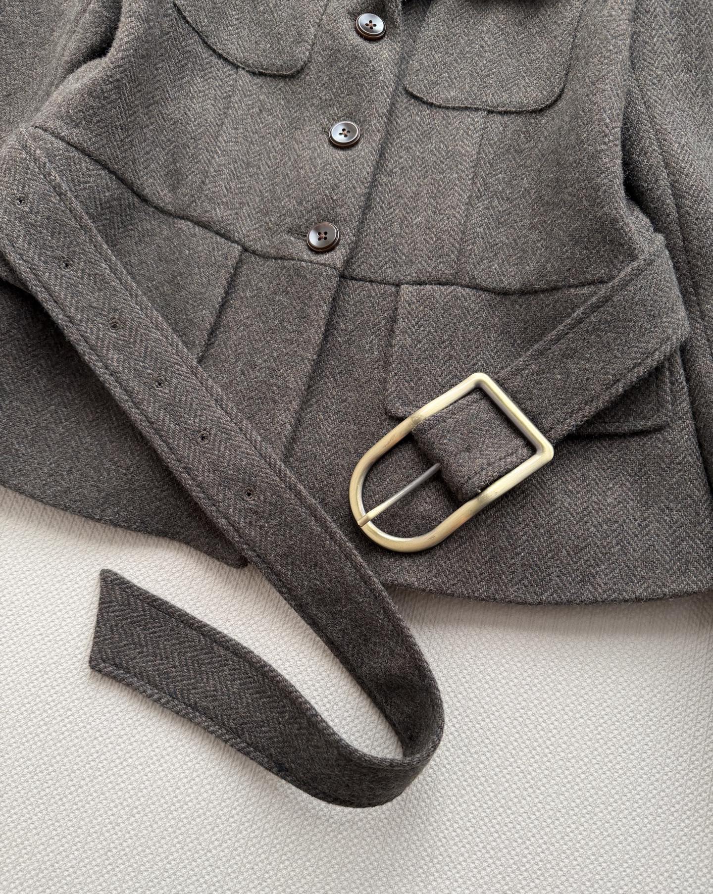 Ralph Lauren🆕羊毛混纺面料，质地厚实挺括。翻领设计，前襟有同色纽扣开合。腰部有一条同材质宽腰带+金色方形大扣