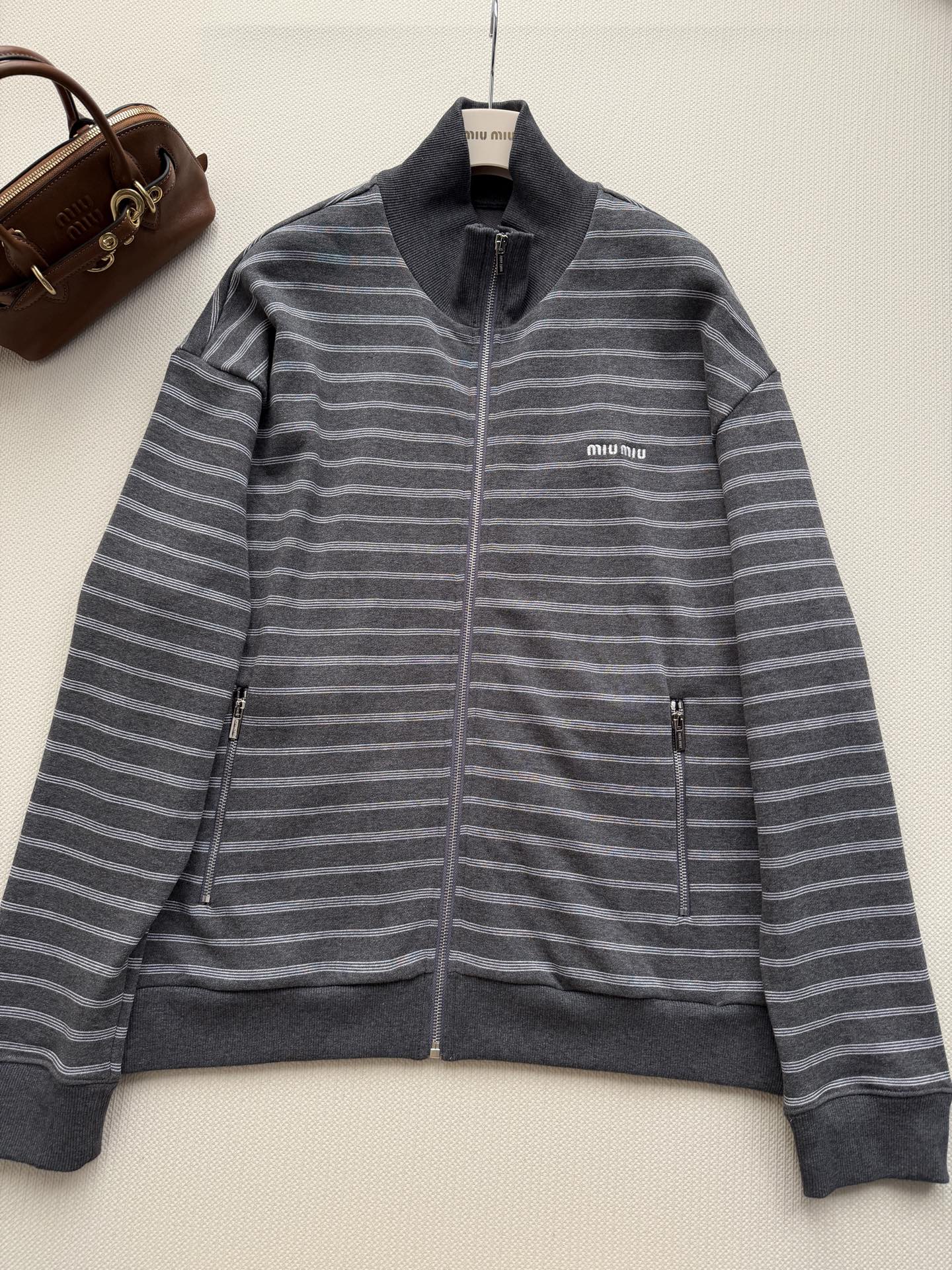 𝐌𝐢𝐮𝐌𝐢*26new🪄 黑灰条纹拉链连帽卫衣外套 📓📓 经典灰调横条纹,简约却富有层次肌理。复古学院轻奢格调。面料触感 𝐌𝐢𝐮𝐌𝐢*26new🪄 黑灰条纹拉链连帽卫衣外套 📓📓 经典灰调横条纹,简约却富有层次肌理。复古学院轻奢格调。面料触感