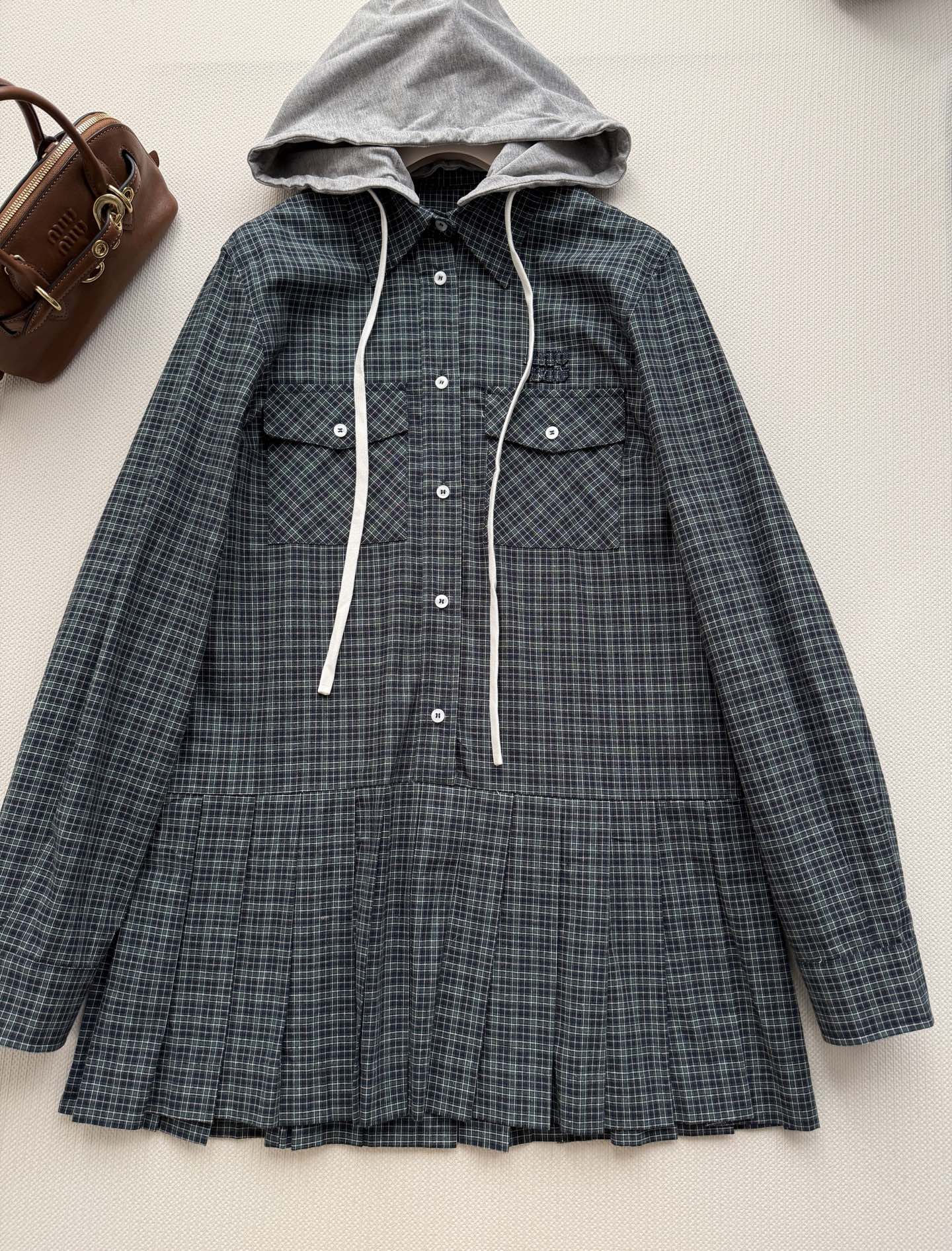 Miu Mi*🆕格子连帽连衣裙 女孩早秋郊游氛围感穿搭拿捏住 复古格纹衬衫连衣裙，百褶裙摆灵动减龄，宽松版型不挑身材，单