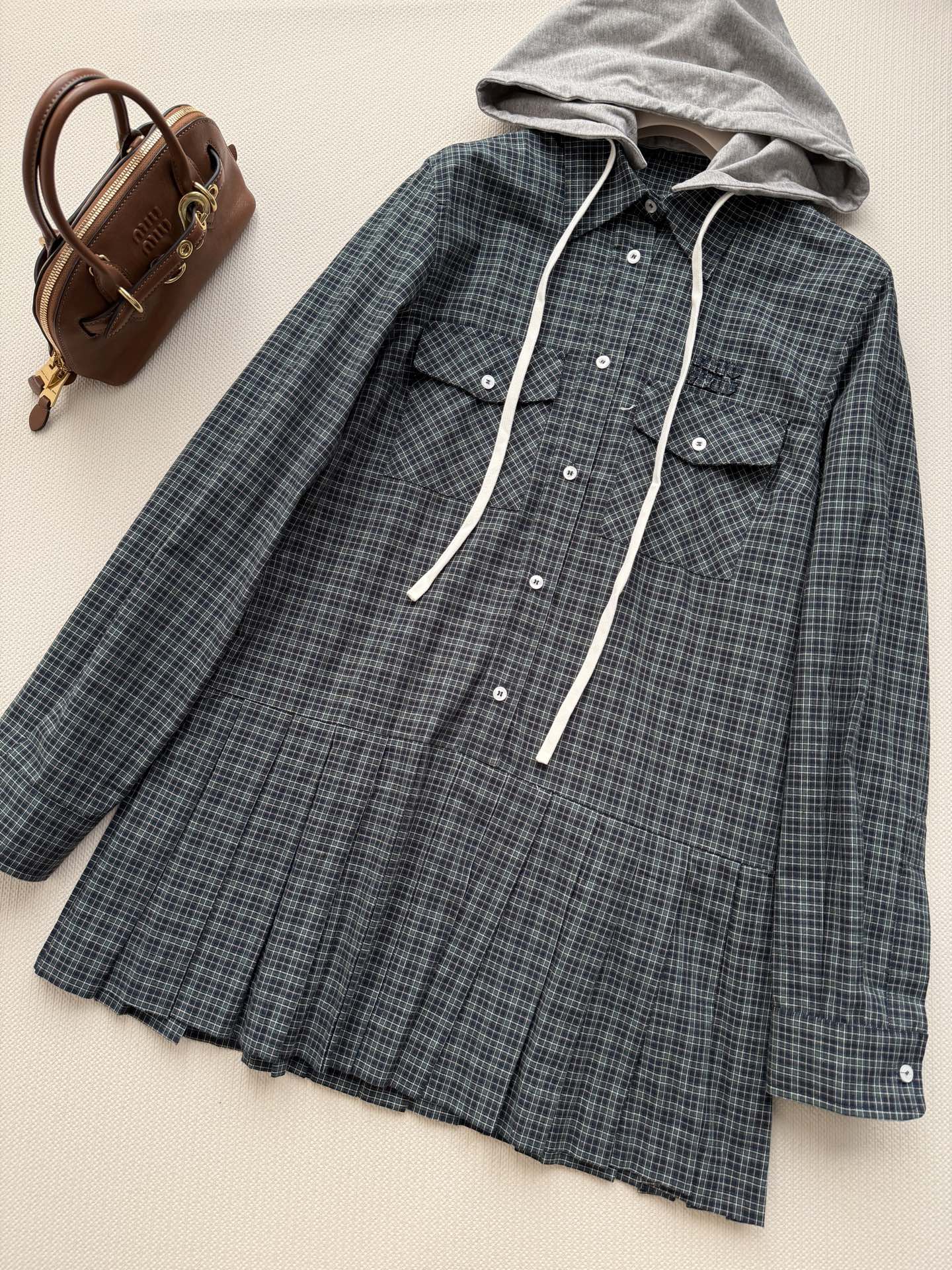 Miu Mi*🆕格子连帽连衣裙 女孩早秋郊游氛围感穿搭拿捏住 复古格纹衬衫连衣裙，百褶裙摆灵动减龄，宽松版型不挑身材，单