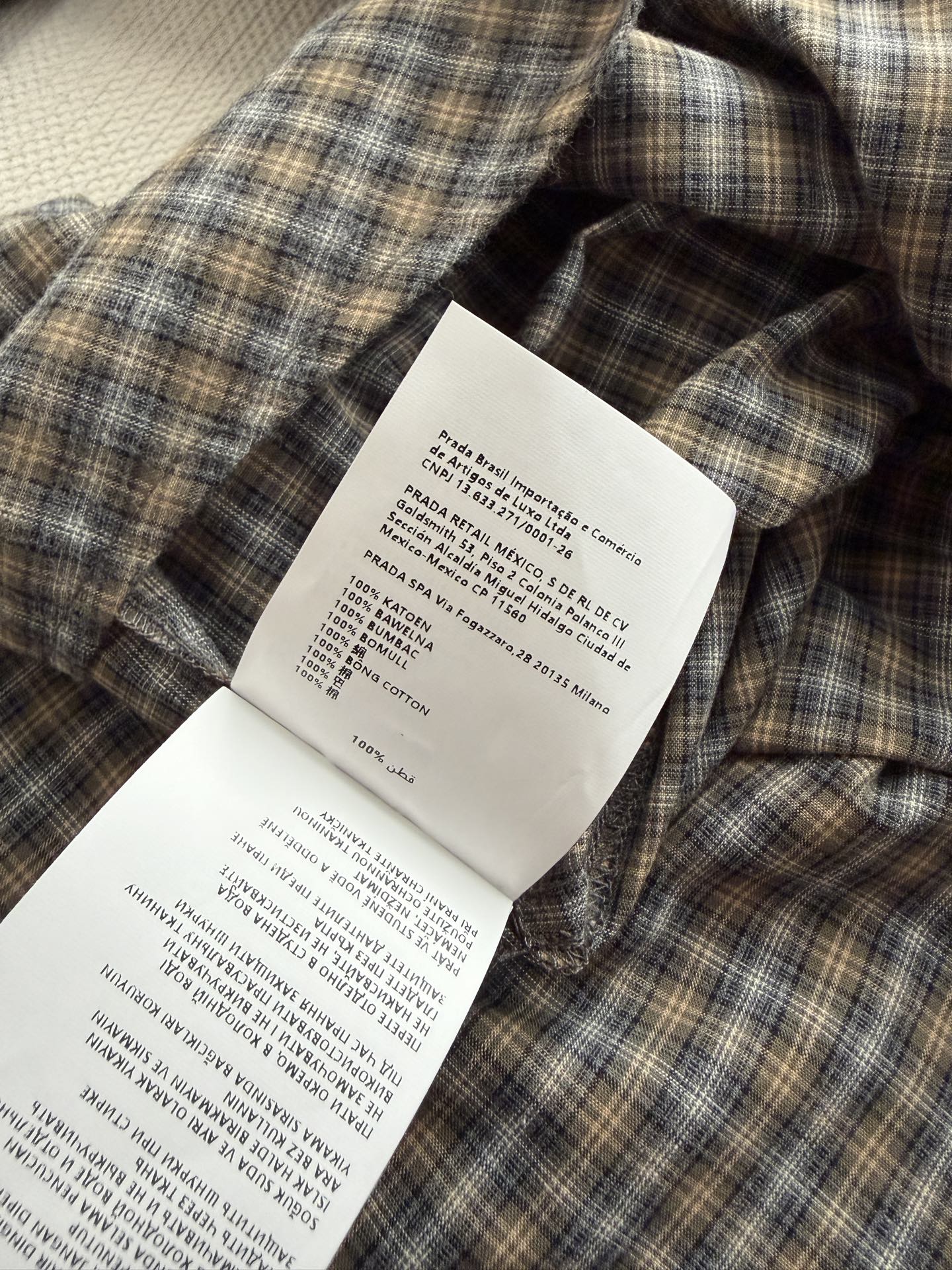 Miu Mi*🆕26秋冬新品拼领格纹衬衫，小格纹的肌理感很强，纯棉色织格纹面料，拼接灯芯绒翻领+双口袋带设计，整体偏工装