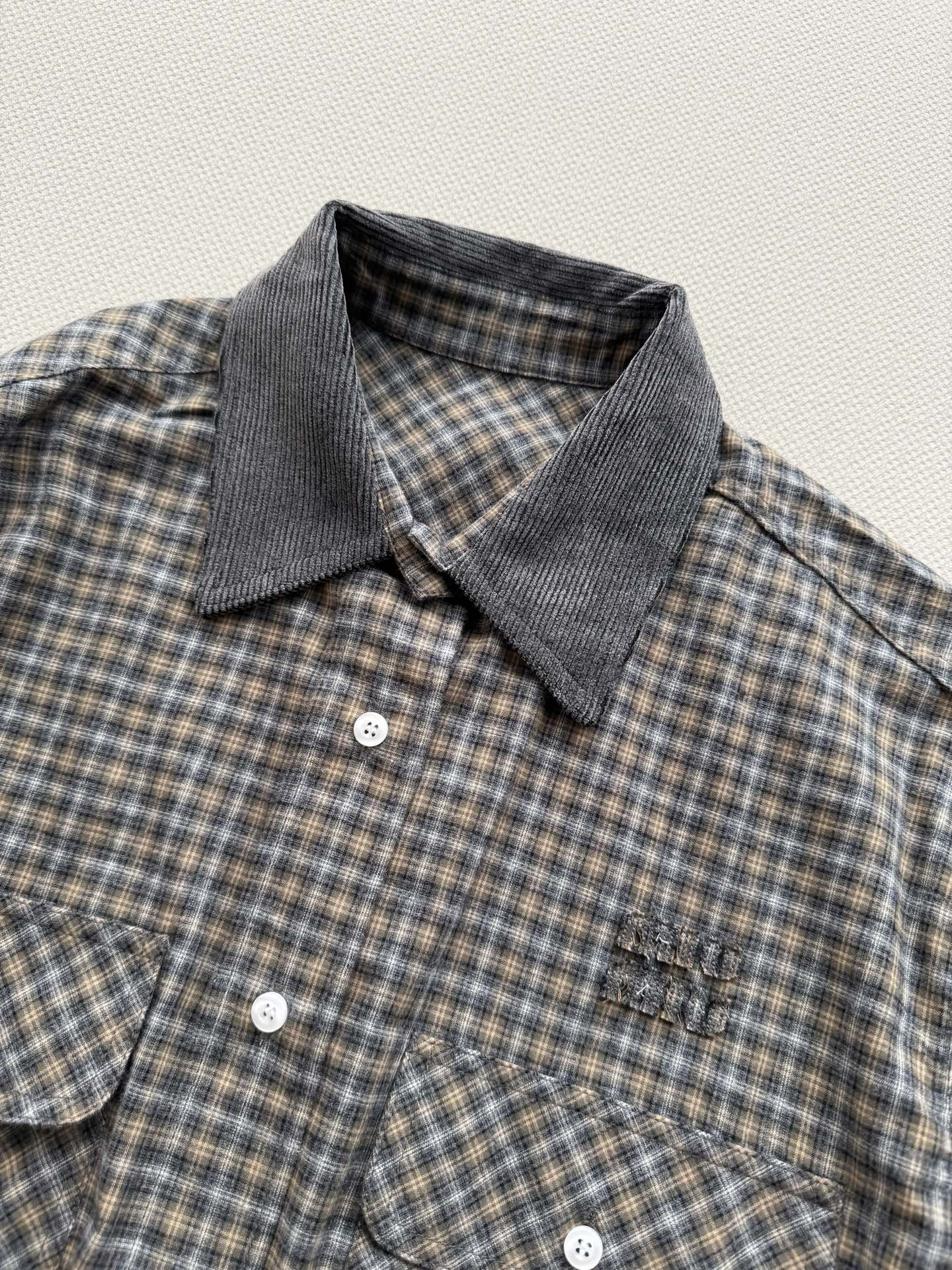 Miu Mi*🆕26秋冬新品拼领格纹衬衫，小格纹的肌理感很强，纯棉色织格纹面料，拼接灯芯绒翻领+双口袋带设计，整体偏工装