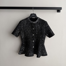 Dio*🆕以流畅荷叶边剪裁勾勒腰部线条,展现本季的经典造型。饰以 Dio* Médaillon 纽扣提升格调,呼应迪奥沙 Dio*🆕以流畅荷叶边剪裁勾勒腰部线条,展现本季的经典造型。饰以 Dio* Médaillon 纽扣提升格调,呼应迪奥沙