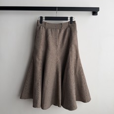 Brunello Cucinelli 🆕系列的珍贵材料重新诠释了这款初剪羊毛闪烁千鸟格半裙,经典鱼尾的熠熠生辉衬托下,营 Brunello Cucinelli 🆕系列的珍贵材料重新诠释了这款初剪羊毛闪烁千鸟格半裙,经典鱼尾的熠熠生辉衬托下,营